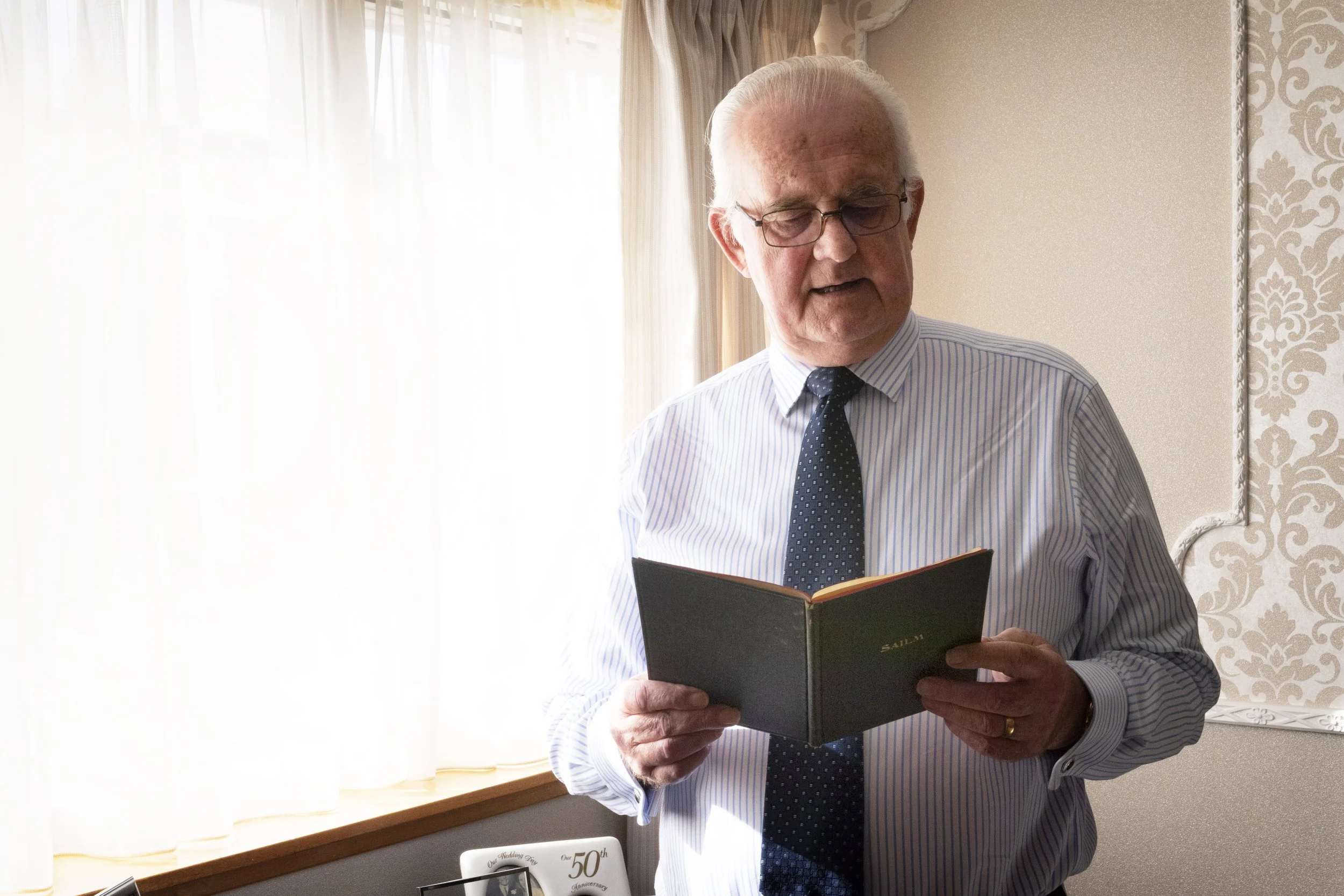 D R MacDonald, precentor, with Gaelic psalter. Stornoway, Lewis. October 2022. Photo by Mairi M Martin. 