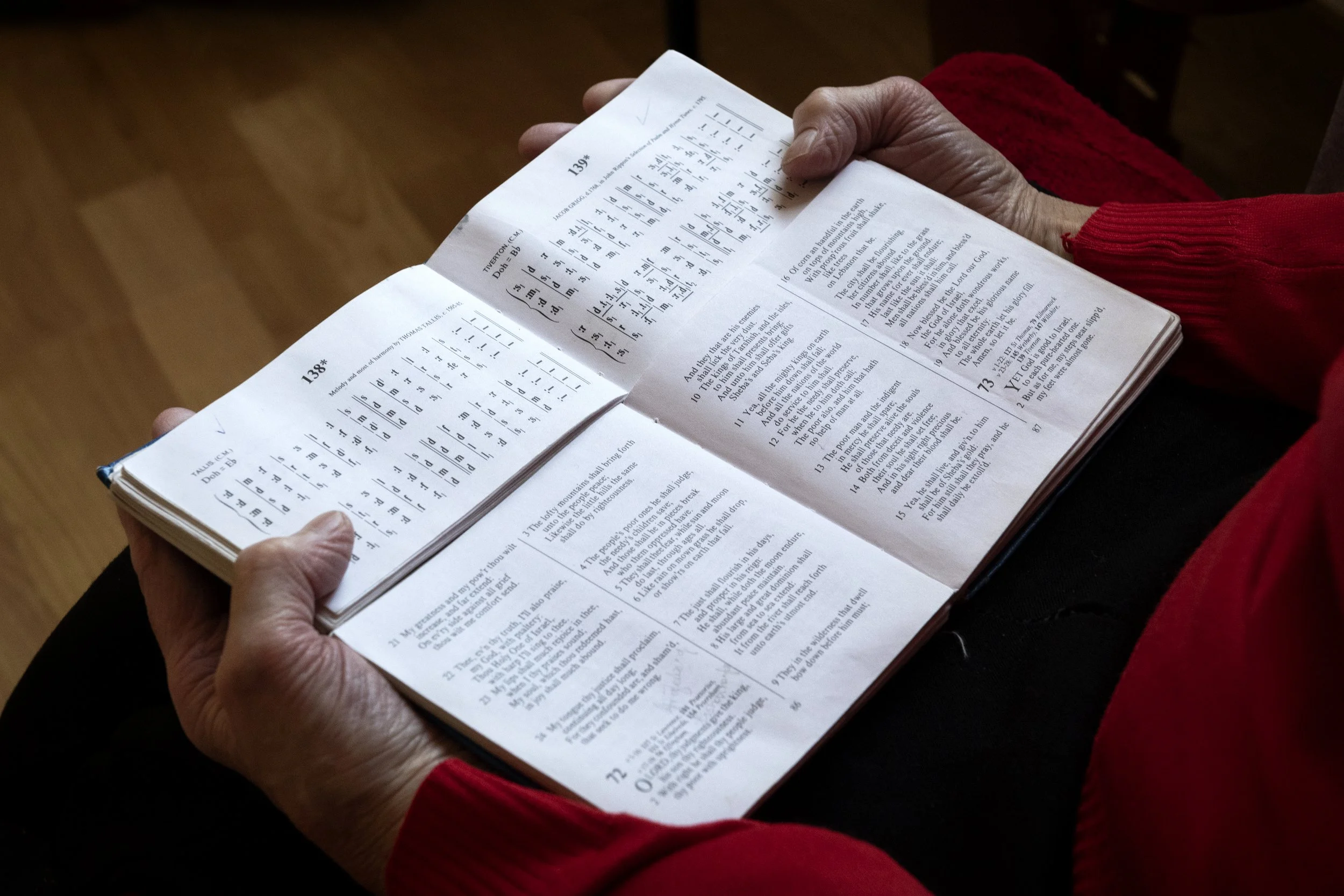 Marybell MacKinnon with book of psalms, Crossbost, Lewis. October 2022. Photo by Mairi M Martin. 