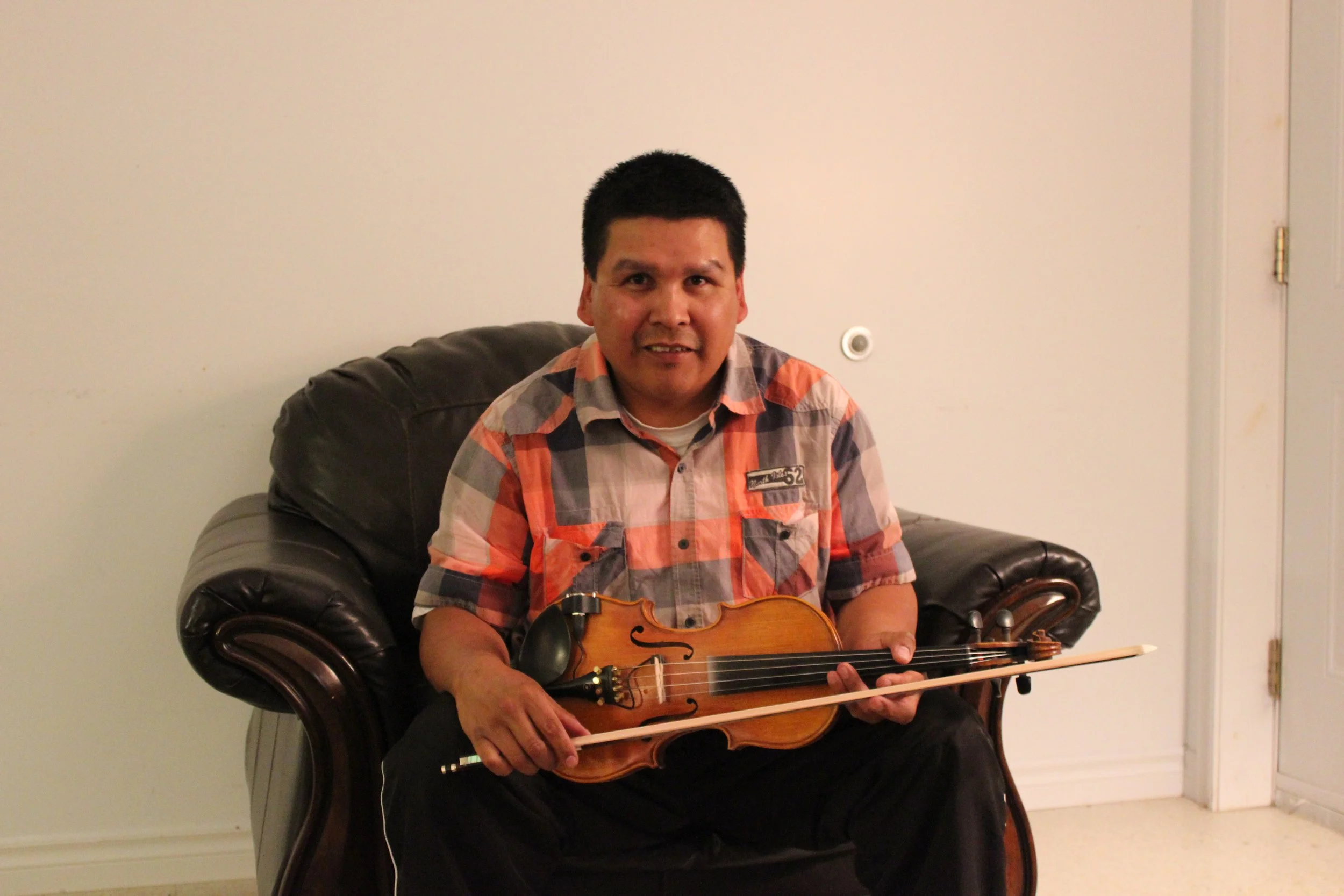 Harry House, fiddler, Chisasibi, Eeyou Istchee, Québec. September 2012. Photograph by Frances Wilkins.