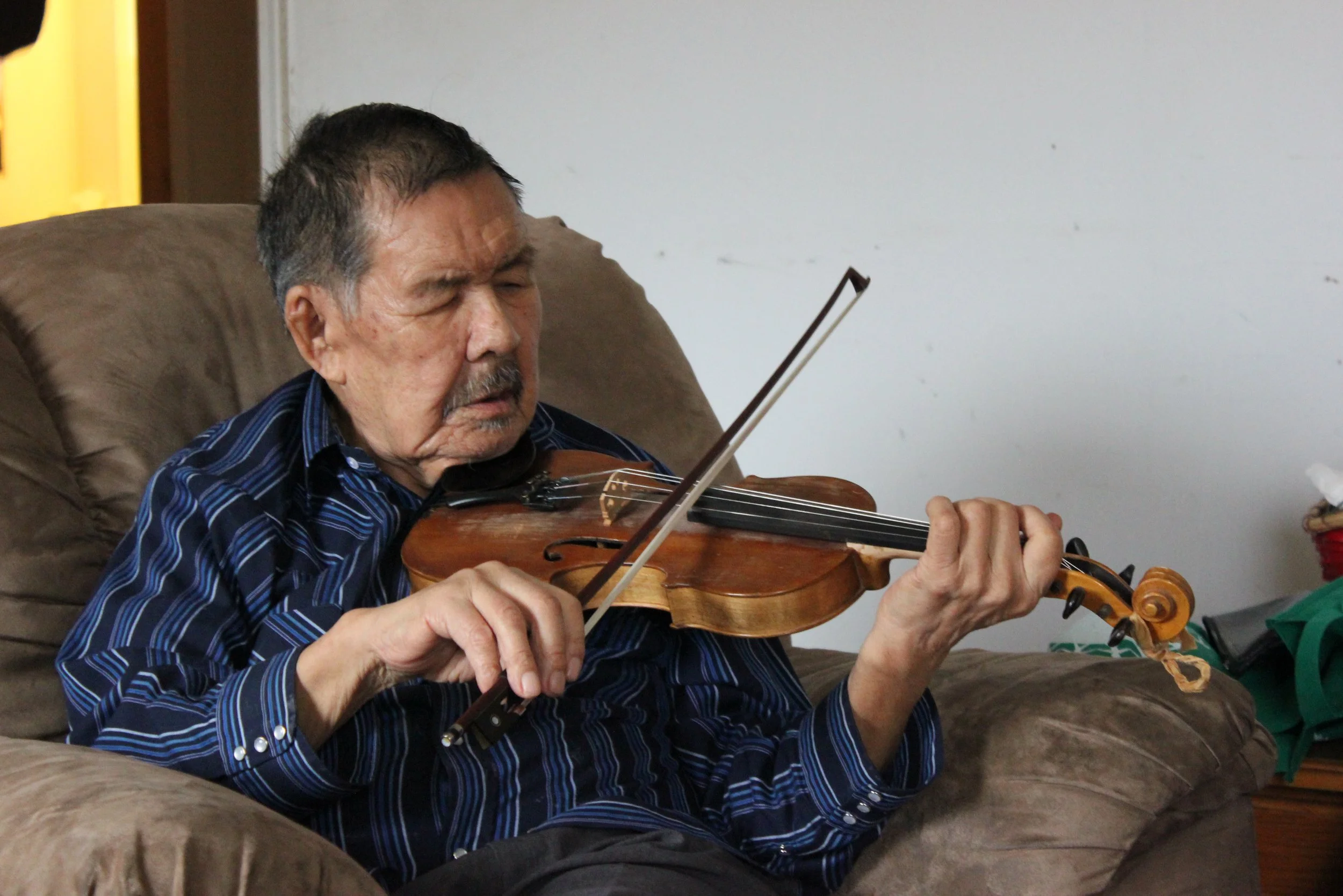 Thomas Jolly sr, fiddler, Moose Factory, Northern Ontario, November 2011. Photograph by Frances Wilkins. 