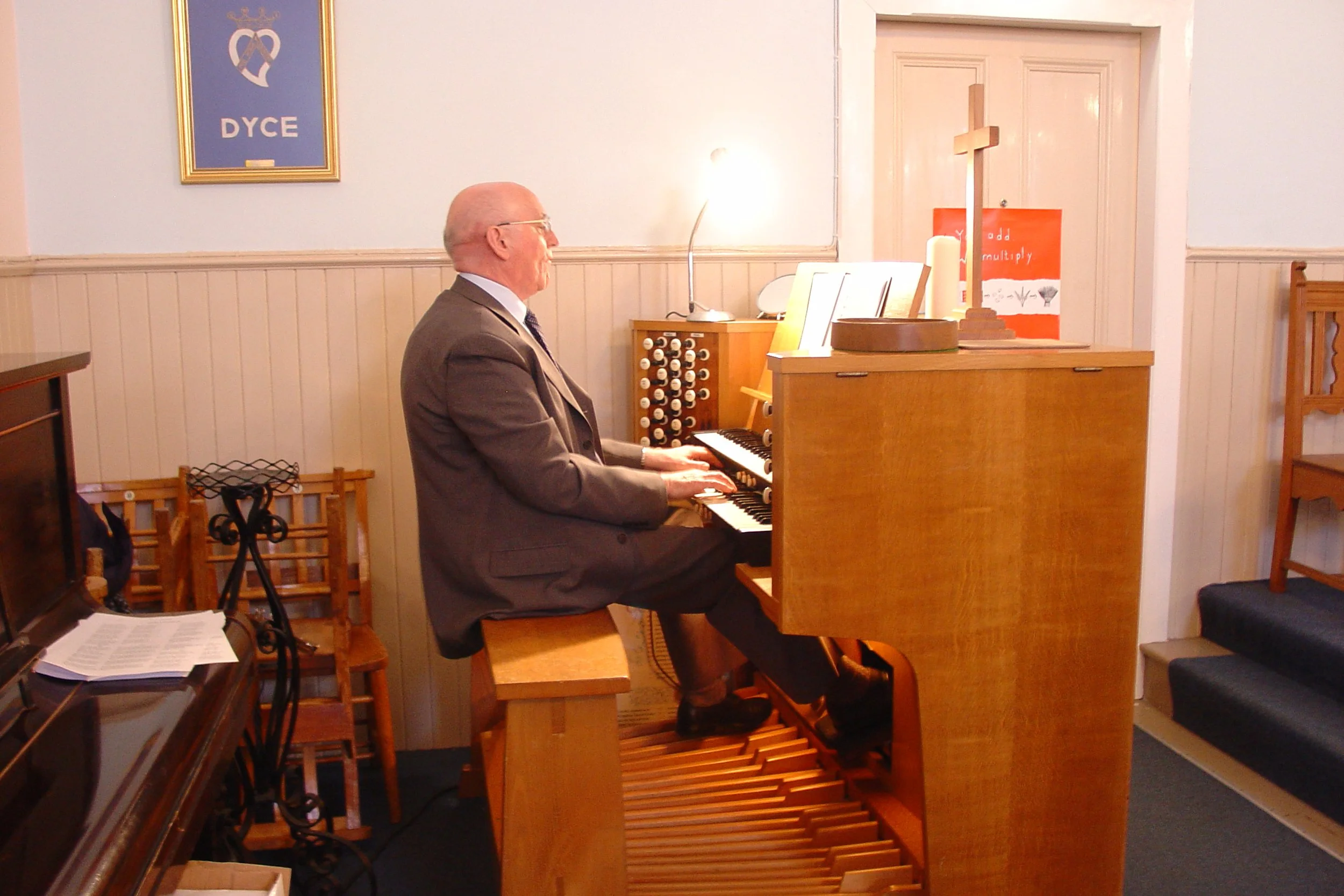 Tom Fobister, organist, Sankey Night, Dyce Parish Church, Aberdeen, April 2006. Photograph by Frances Wilkins. 