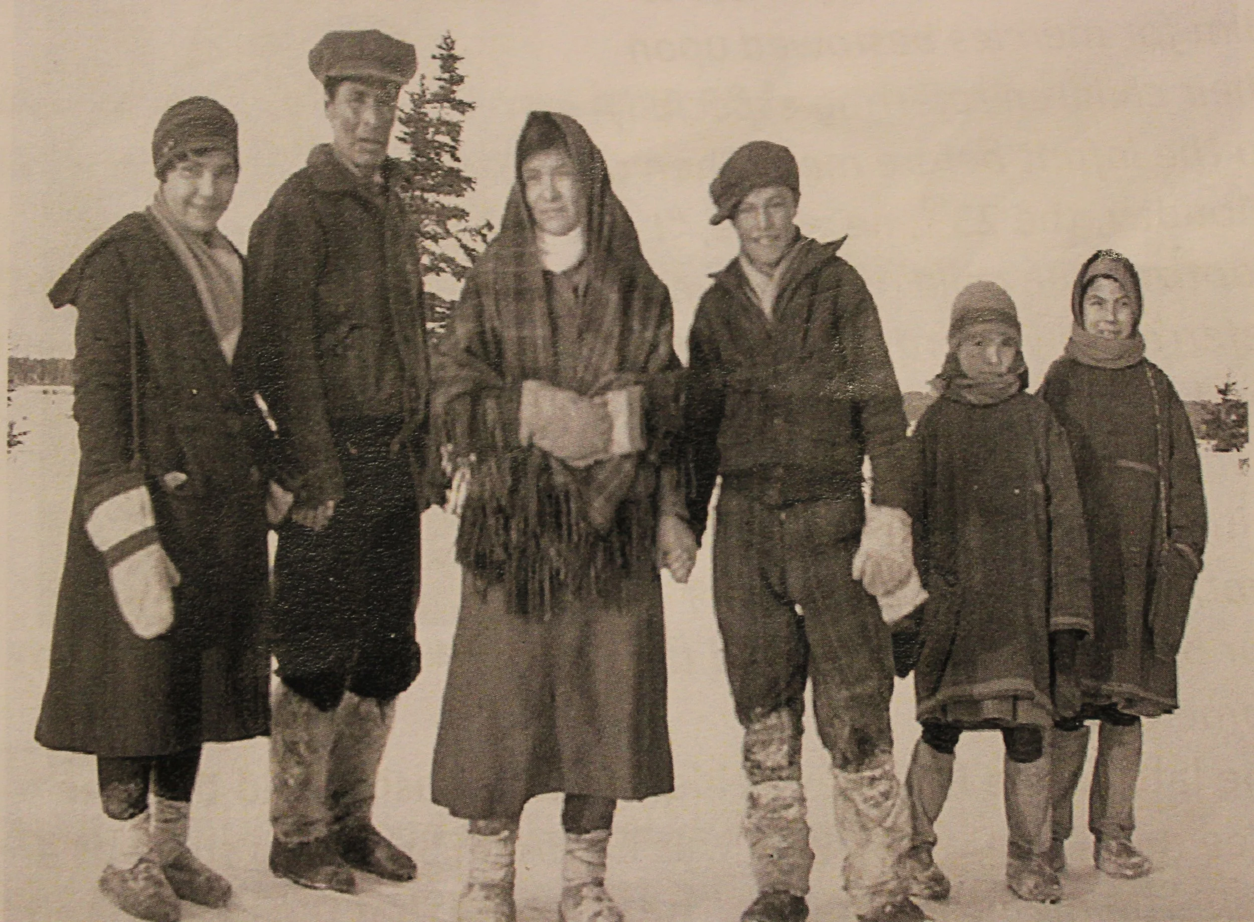 The Spencer Family, Chisasisbi, Eeyou Istchee, Québec (1944). Ray Spencer, fiddler, third from right. Photographer unknown.