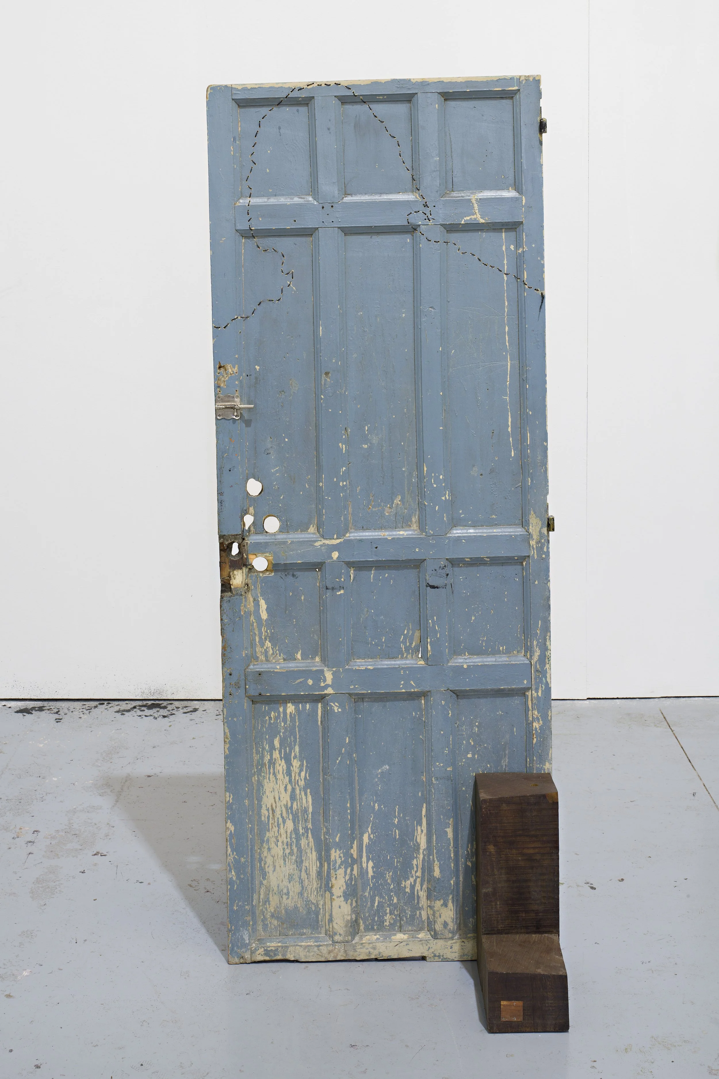 Door 2. Self-Portrait.
Wooden door, waxed linen thread, iroko wood, linen, lingerie, screws, varnish, pencil, and charcoal.
186,5 x 70 x 39 cm
2026