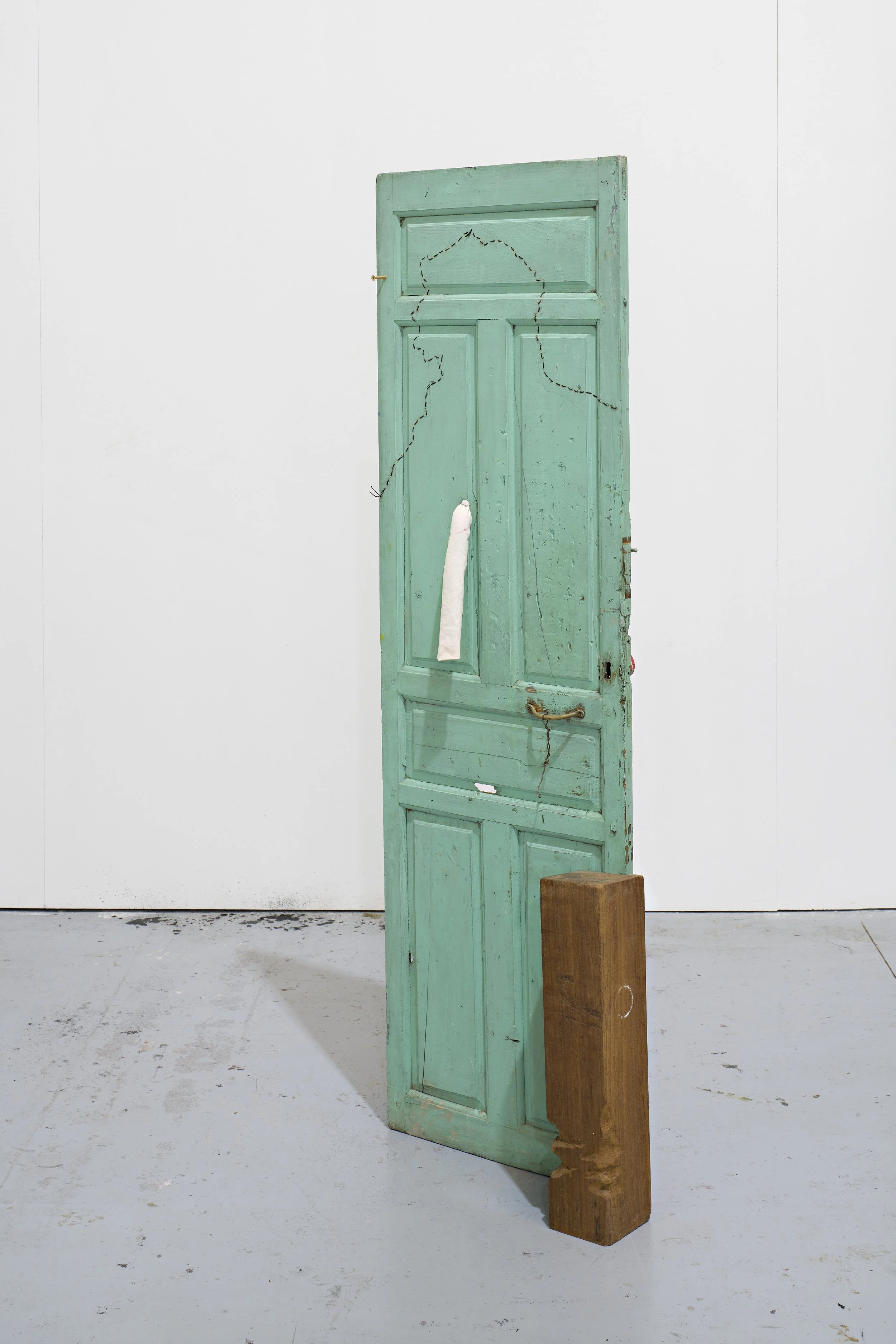 Door 1. Aesop.
Wooden door, waxed linen thread, iroko wood, linen, screws, varnish, pencil, and charcoal.
186,5 x 70 x 39 cm
2025