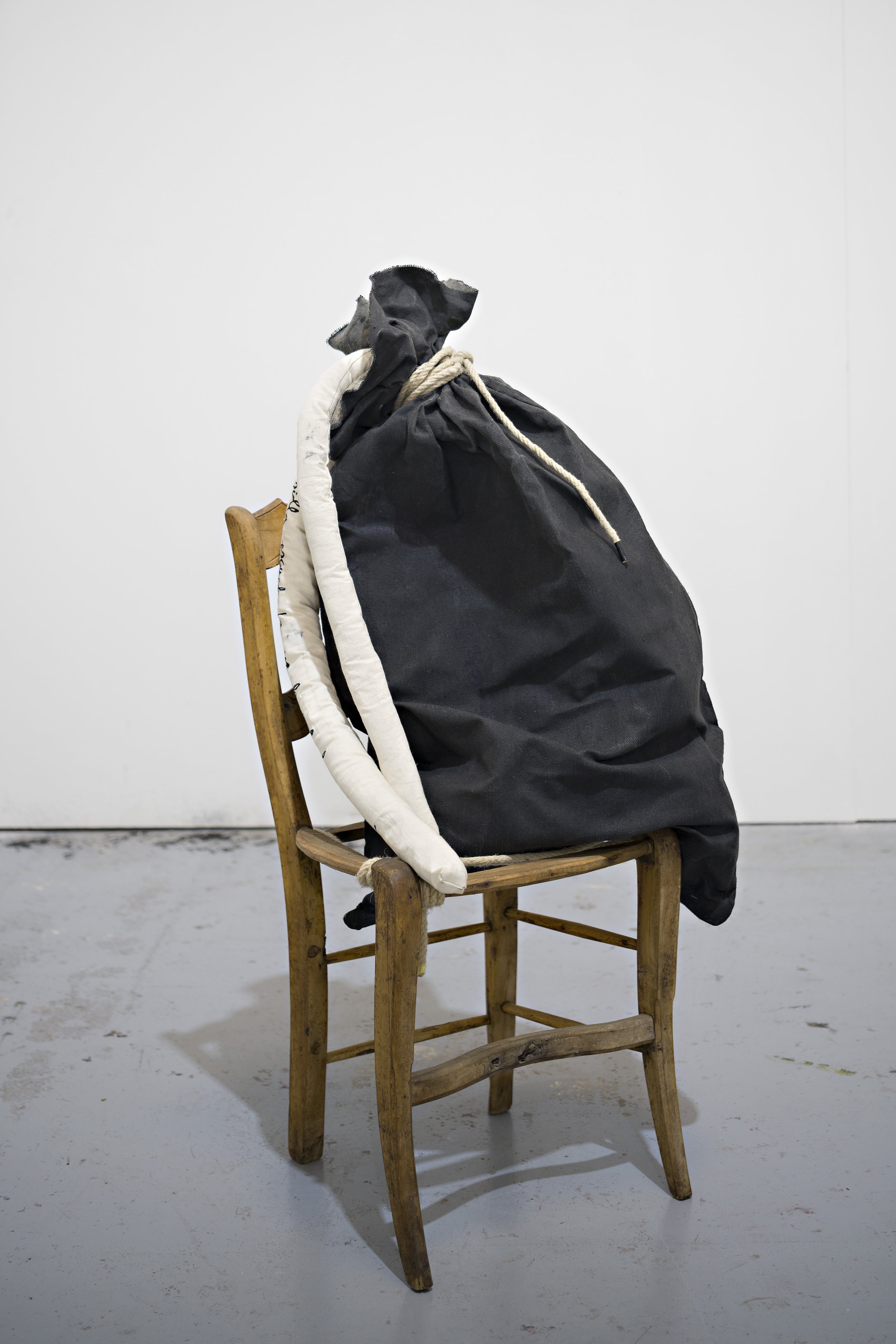 Character 2. Great black figure on a walnut chair.
Clothing, cotton, linen, linen rope, wooden frame, hand-painted oil painting, and an antique walnut chair.
116 x 60 x 60 cm
2026