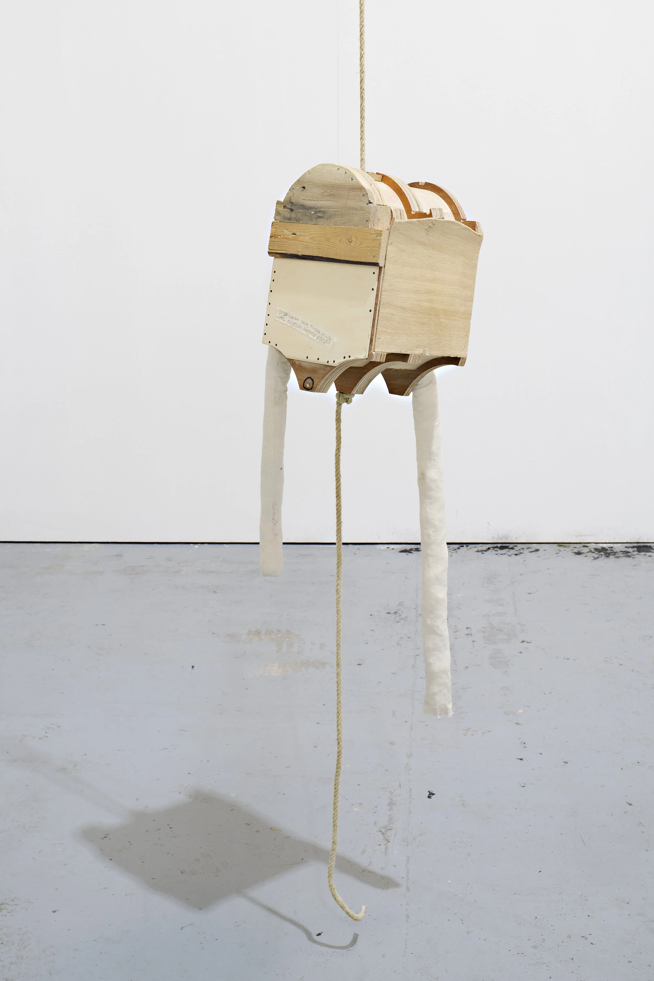 Personaje Colgante 1. Leather glove, sneakers, jacket, clothing, cotton, wooden frame, pine, tacks, linen cord, ribbon, pencil, oil, wax. 260 x 41 x 50 cm.
2025