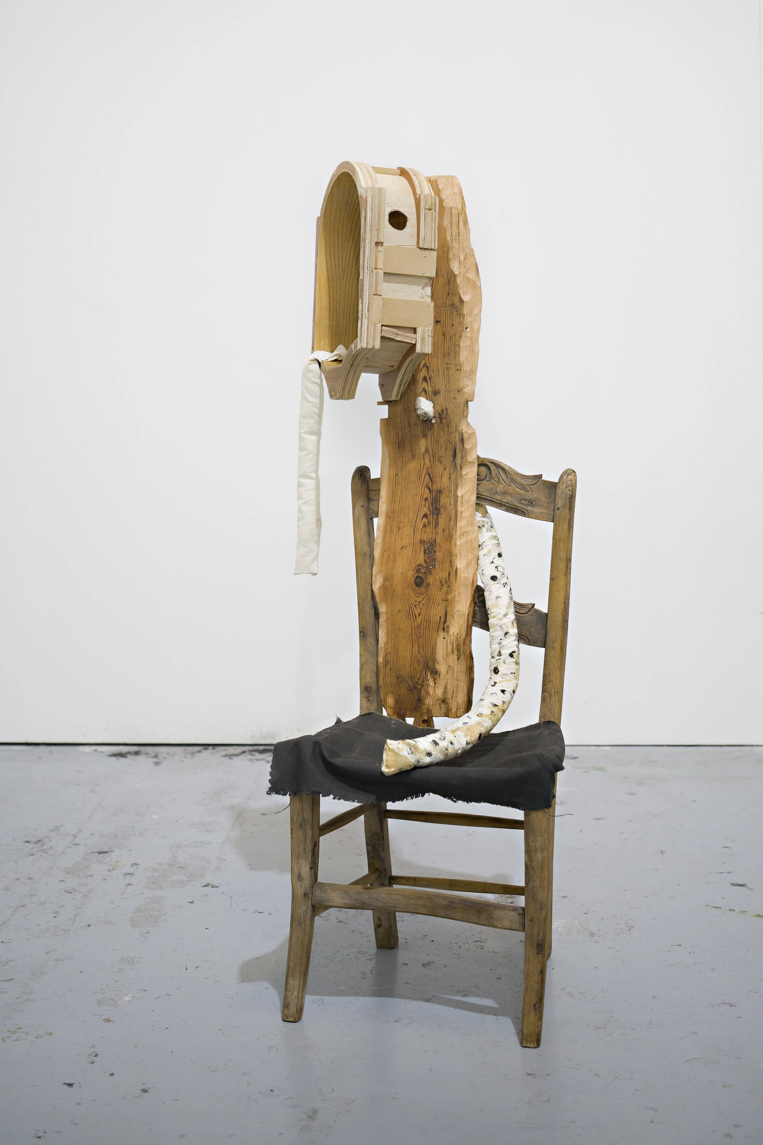 Character 3. A Great Man Listening.
Wooden frame, pine panel, clothing, cotton,
linen, oil paint, varnish, engraving
ink, and an antique walnut chair.
148 x 60 x 60 cm
2026