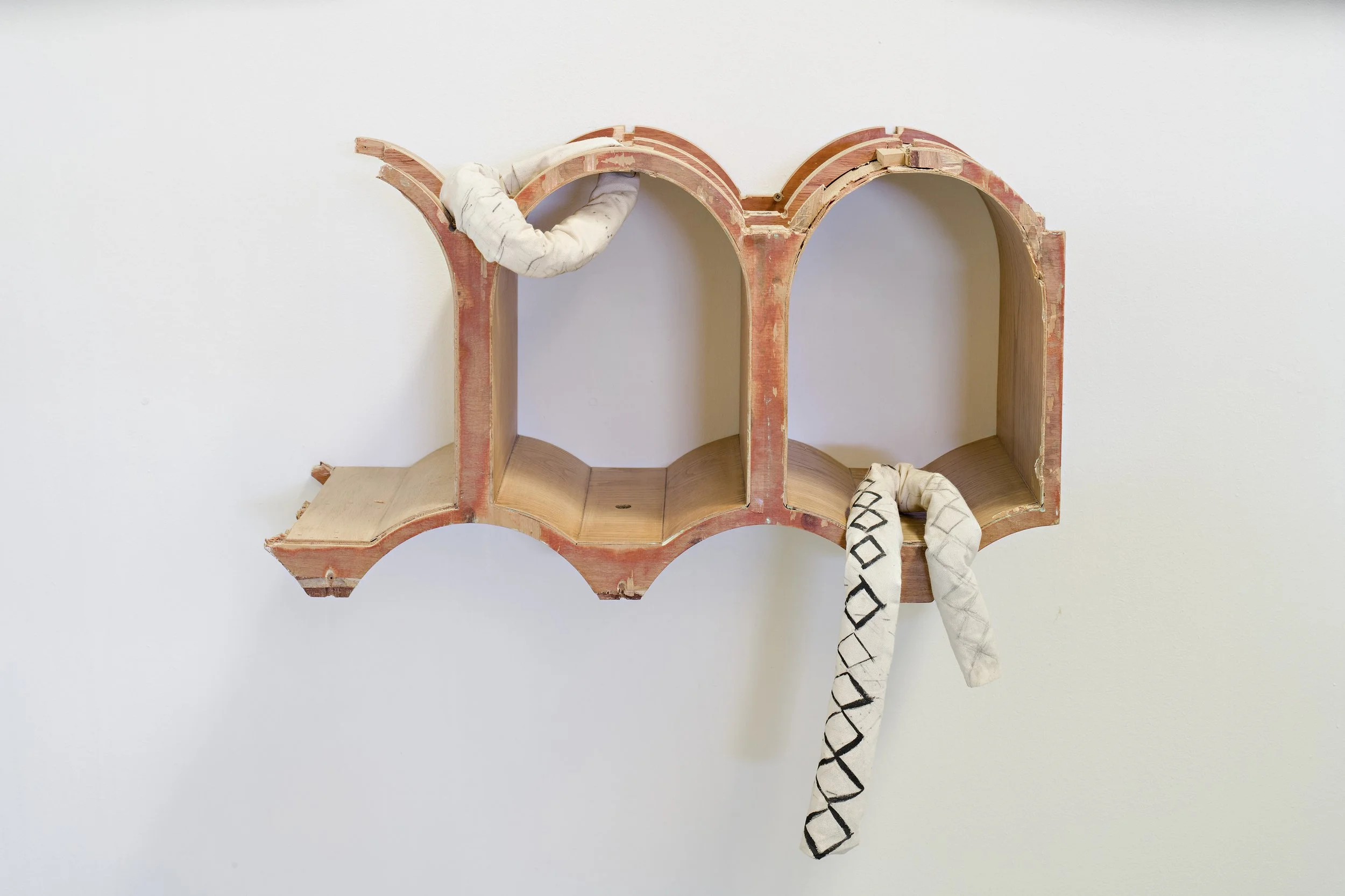 Götterdämmerung.
Wooden structure, waxed linen thread, iroko wood, screws, varnish, pencil.
2024