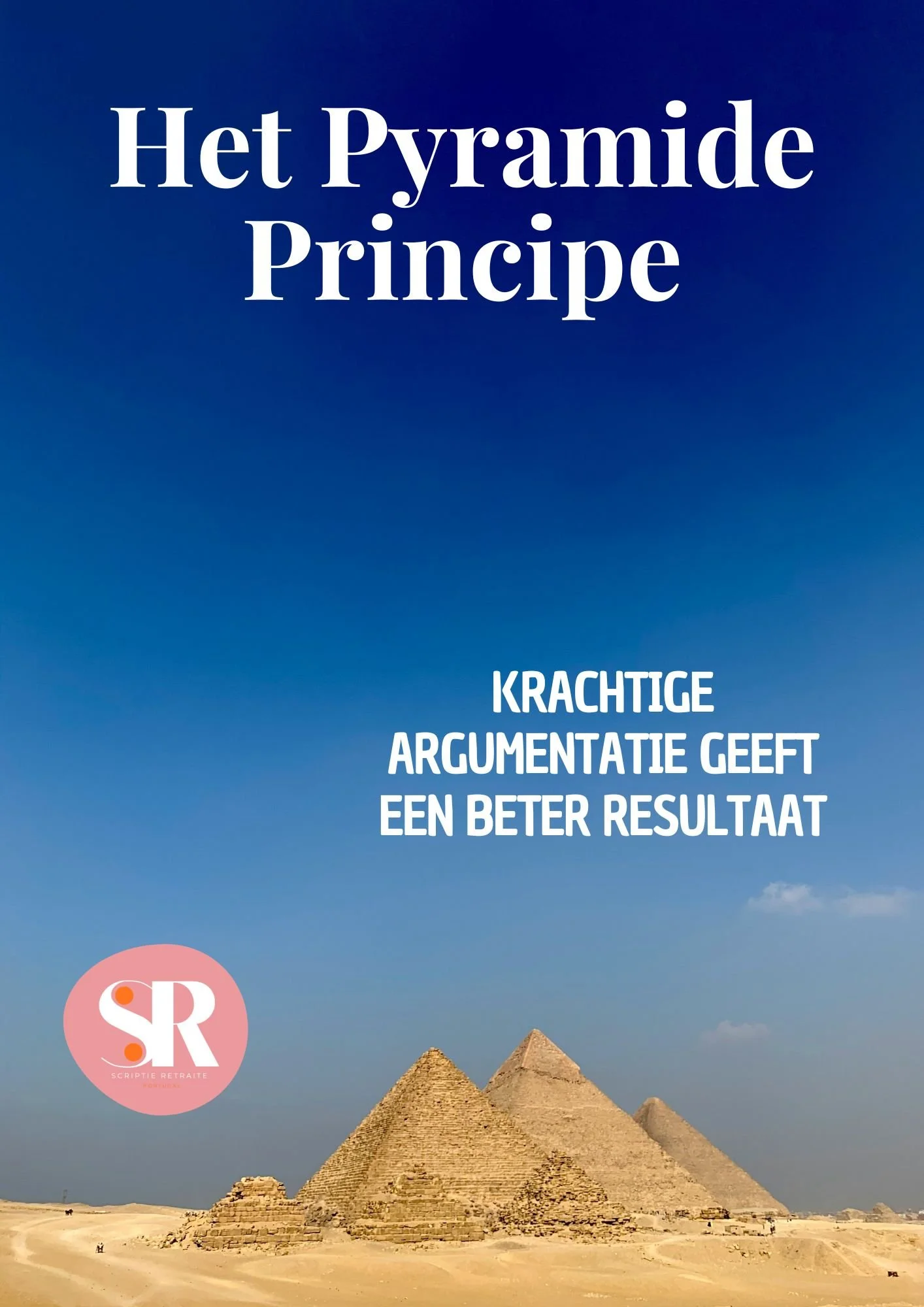 De afbeelding toont de piramides van Gizeh in Egypte onder een heldere blauwe hemel met enkele wolken.