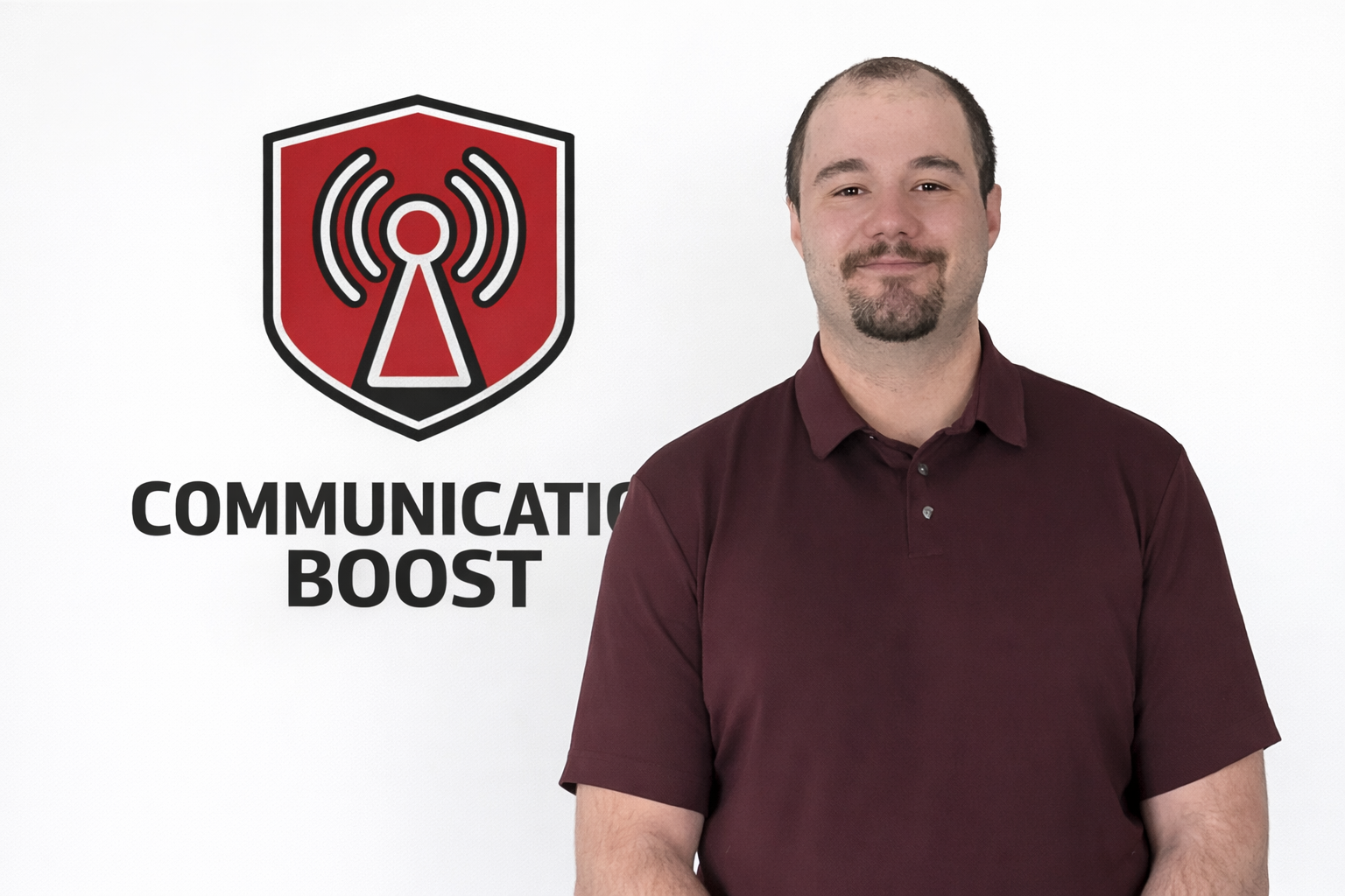 Homme souriant en polo marron clair posant devant un fond blanc avec le logo