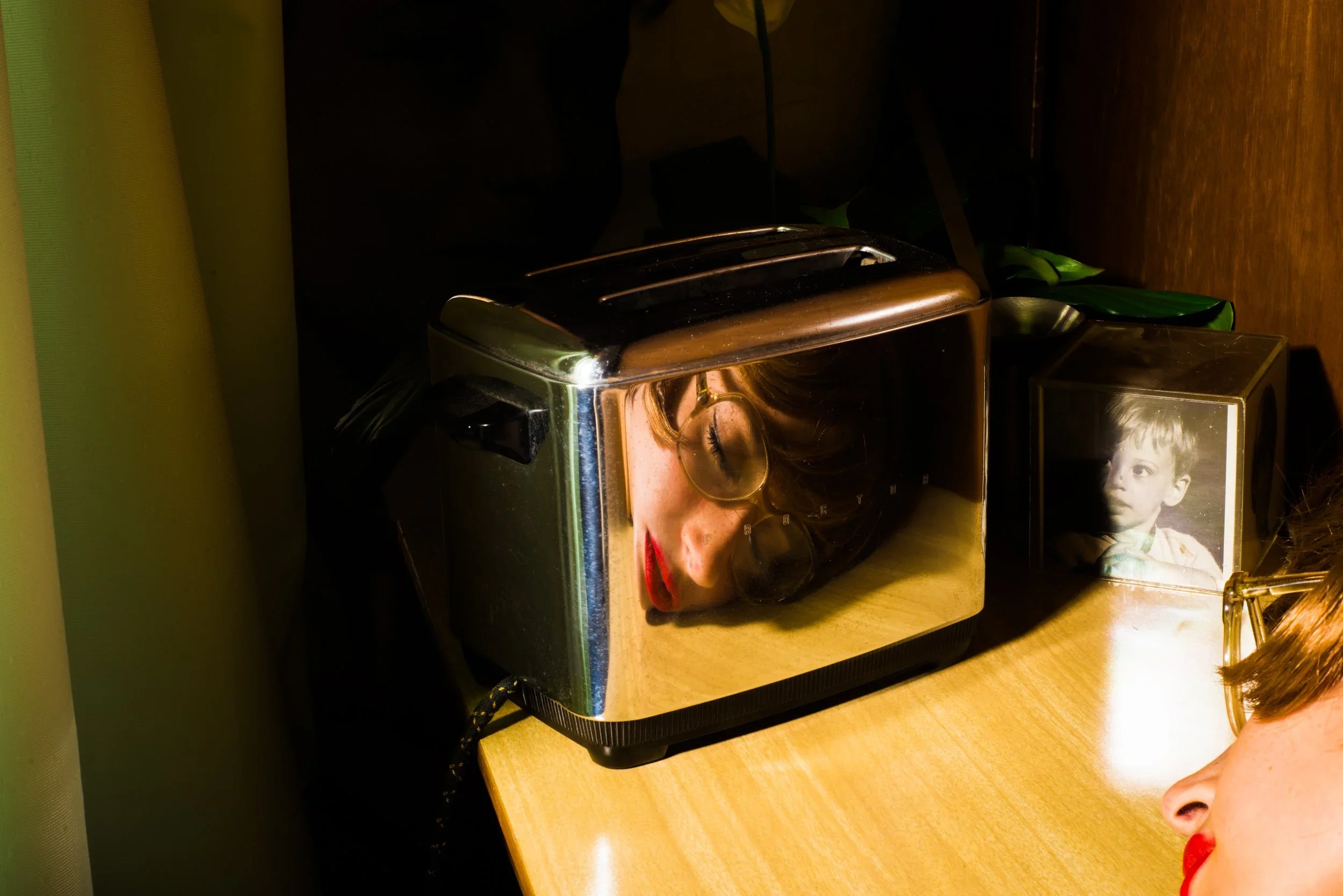 Tania Franco Klein (Mexico, 1990), Toaster (Self Portrait), 2016, archival pigment print, 40 x 60 inches, edition of 5.
Provenance: From the Artist, Mexico City