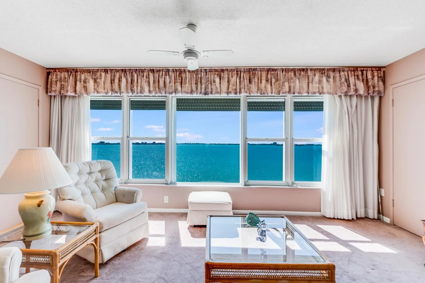 Obsessed with this view 👏🏻 Gulfport Town Shores photoshoot looking gorgeous. #tamparealtor #stpeterealtor #stpetefl #tampa #tampabay