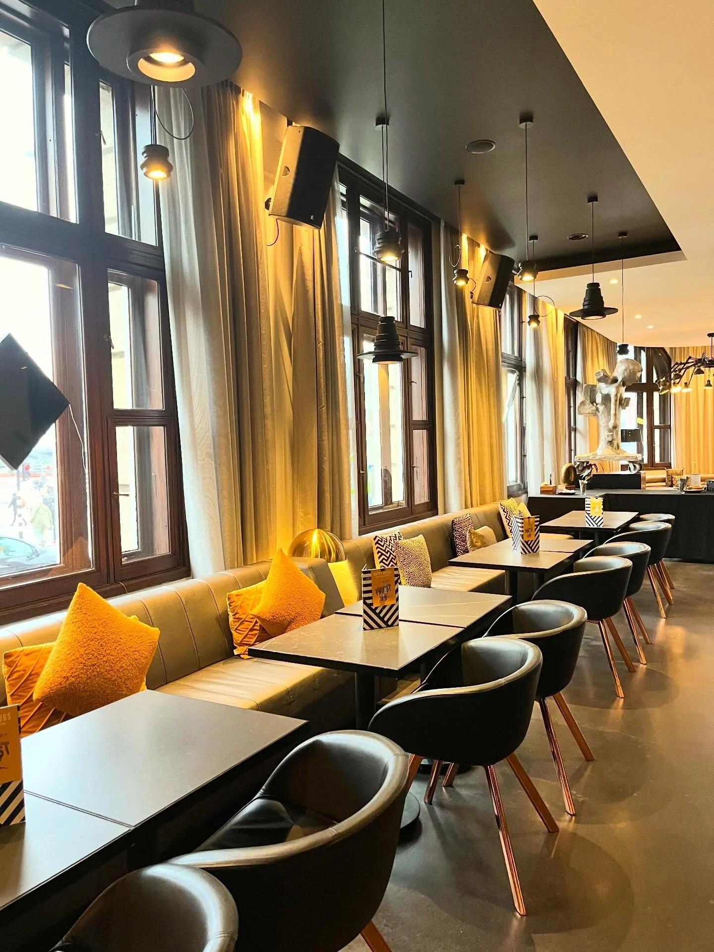 We couldn&rsquo;t get a spot more central than our next one, right across Central Station, at the sophisticated and artsy @arcaamsterdam ✨

This edition you can have a walk in the art gallery underneath the caf&eacute; after the dates (with a date!! 