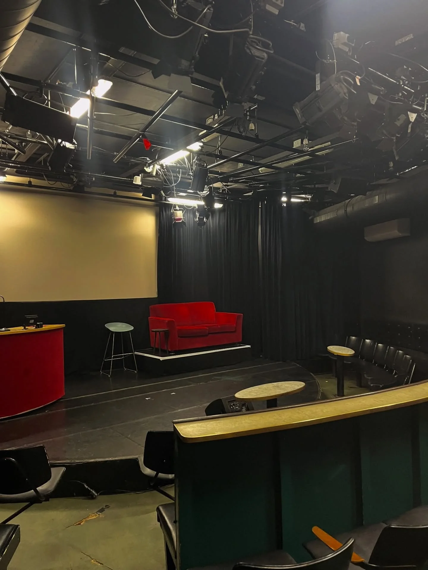 💘 Valentine&rsquo;s at @theaterderichel is getting close&hellip;

Caf&eacute; c(rush) takes over one of Amsterdam&rsquo;s most iconic theatres for a night of dating, drama, laughter and late-night magic ✨

This special edition includes:
💙 5 pre-mat
