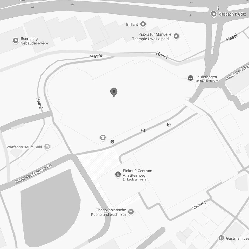 Ein schwarzer Punkt in der Mitte eines Kartenabschnitts, umgeben von Straßen, Einkaufsmöglichkeiten und Sehenswürdigkeiten.