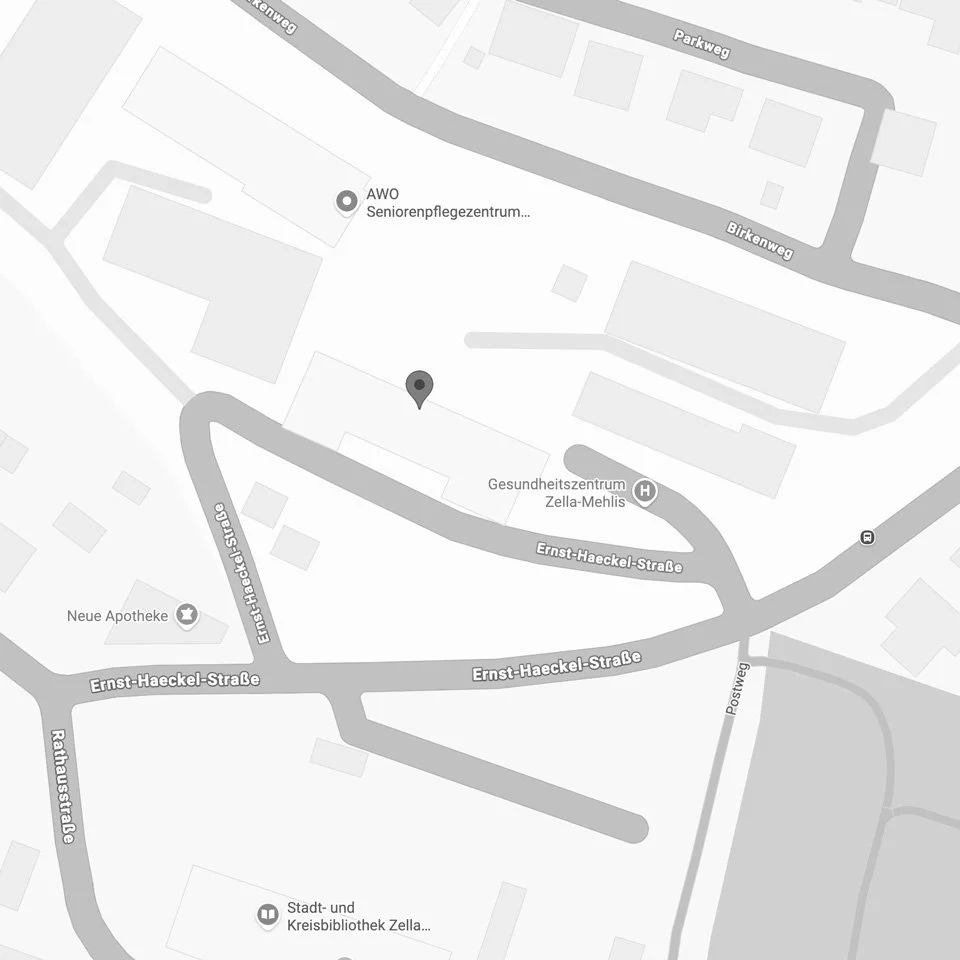 Karte zeigt mehrere Straßen, darunter Ernst-Haeckel-Straße und Birkenweg, sowie Einrichtungen wie Seniorenpflegezentrum, Gesundheitszentrum Zella-Mehlis, Apotheke und Bibliothek in Zella-Mehlis.