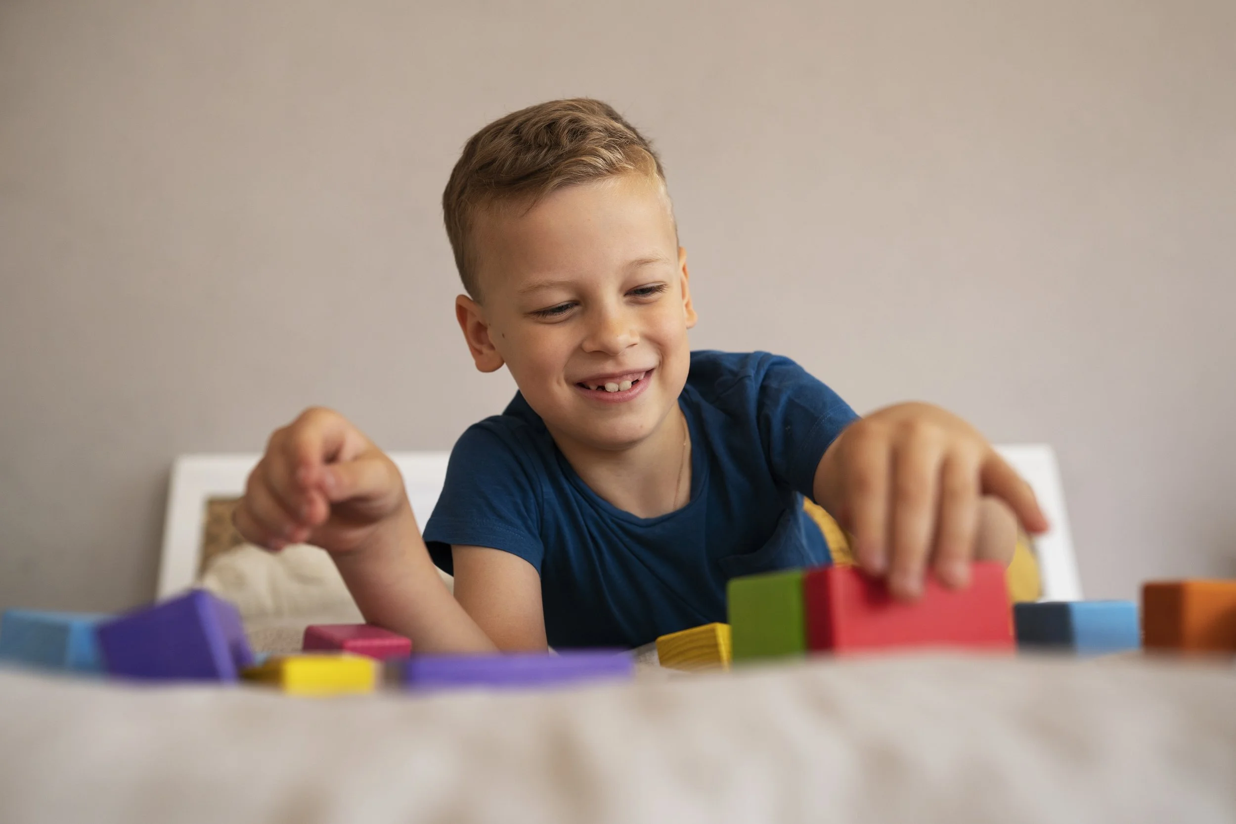 Enfant qui joue avec des cubes