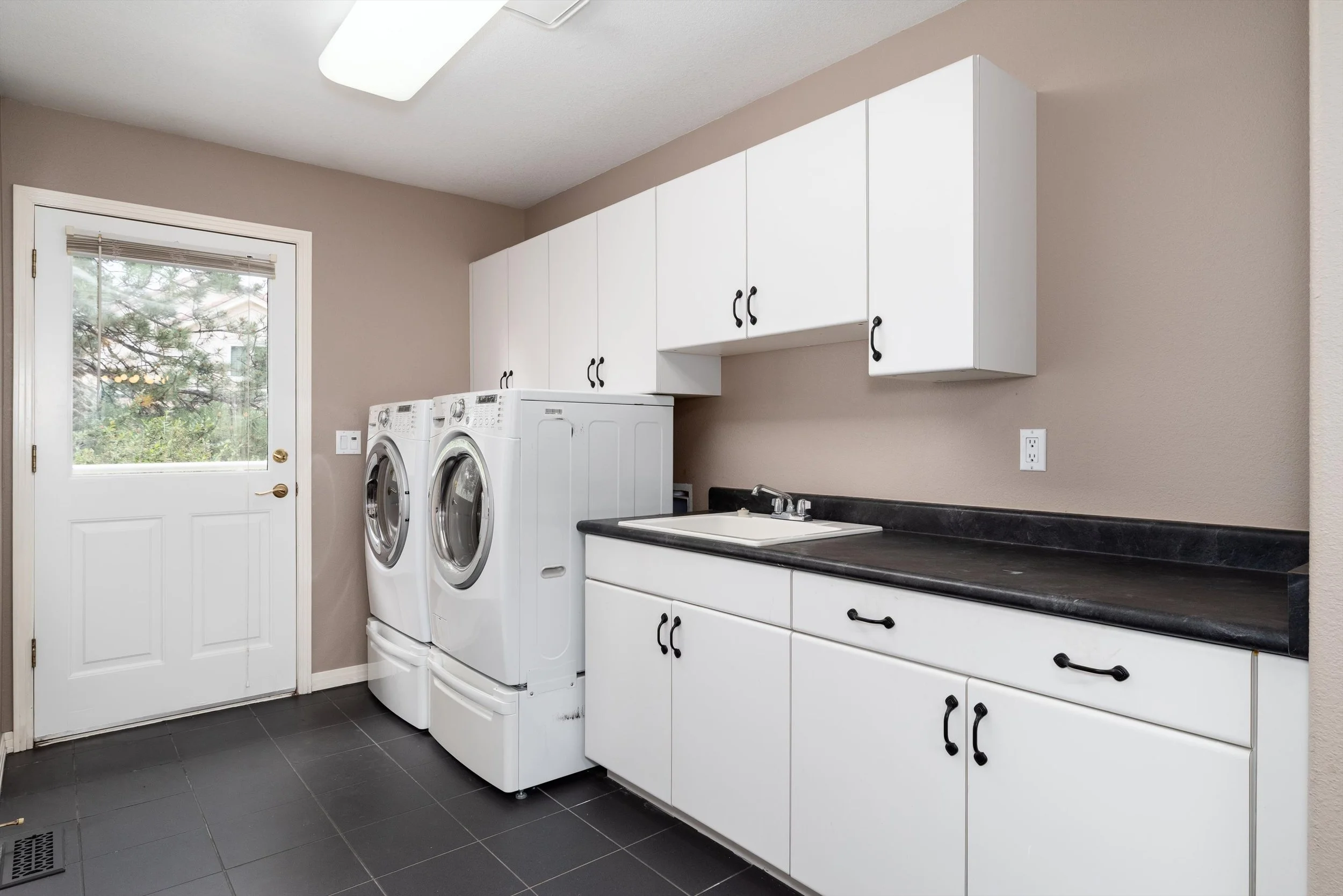 37-Laundry Room.jpg
