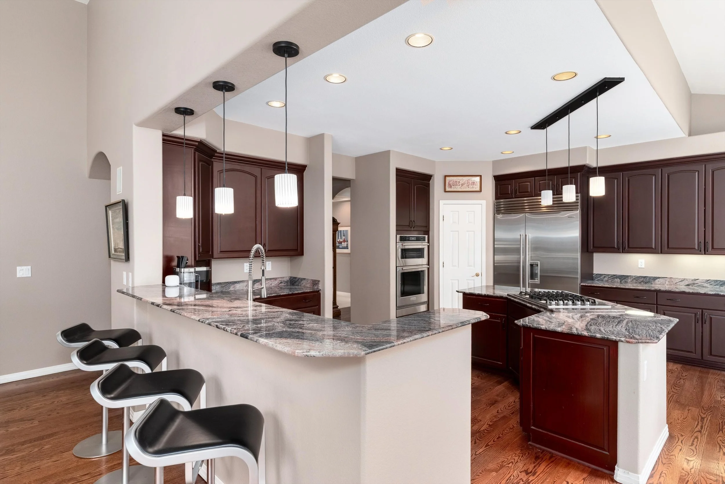 26-Kitchen & Breakfast Bar.jpg