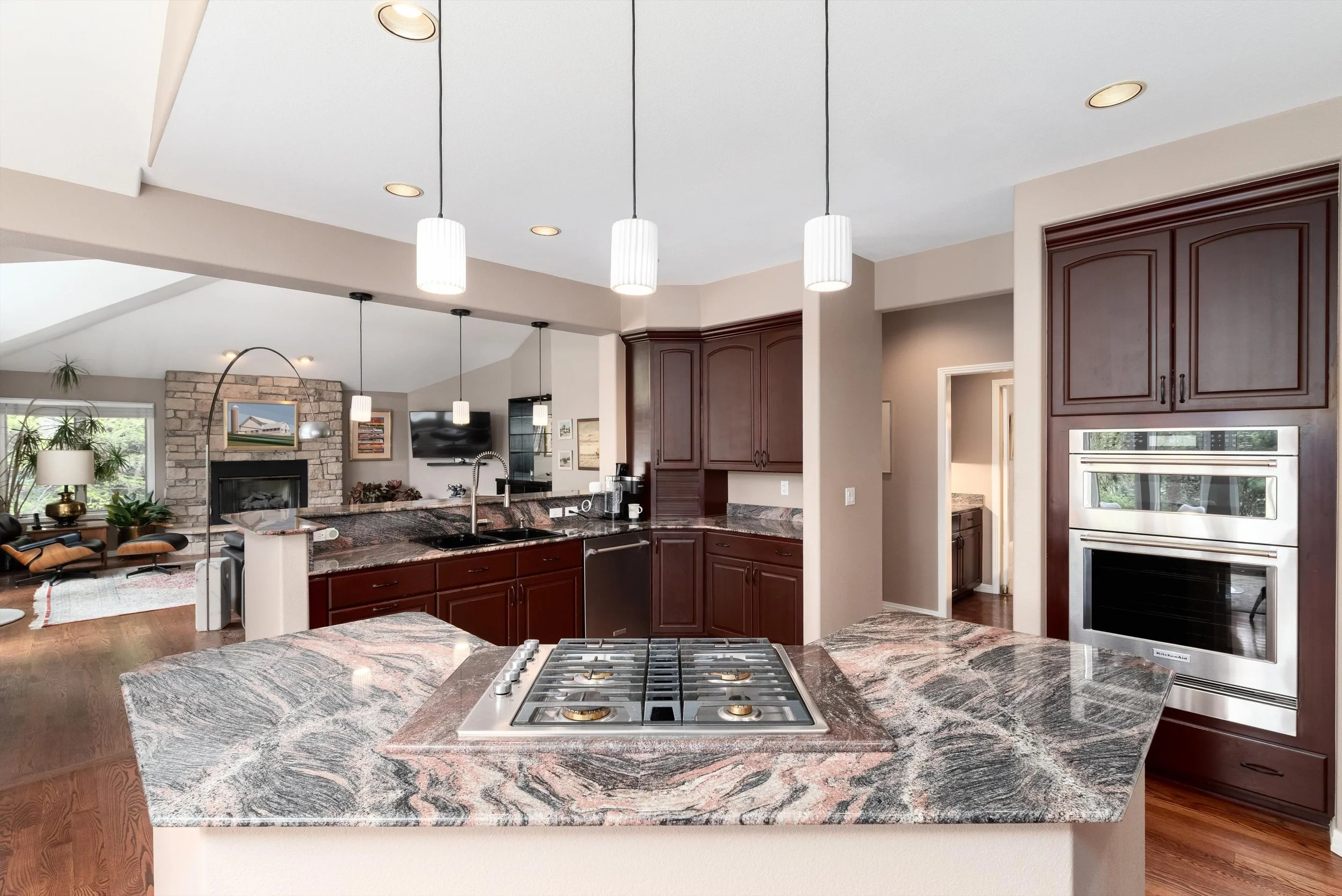 24-Kitchen.jpg