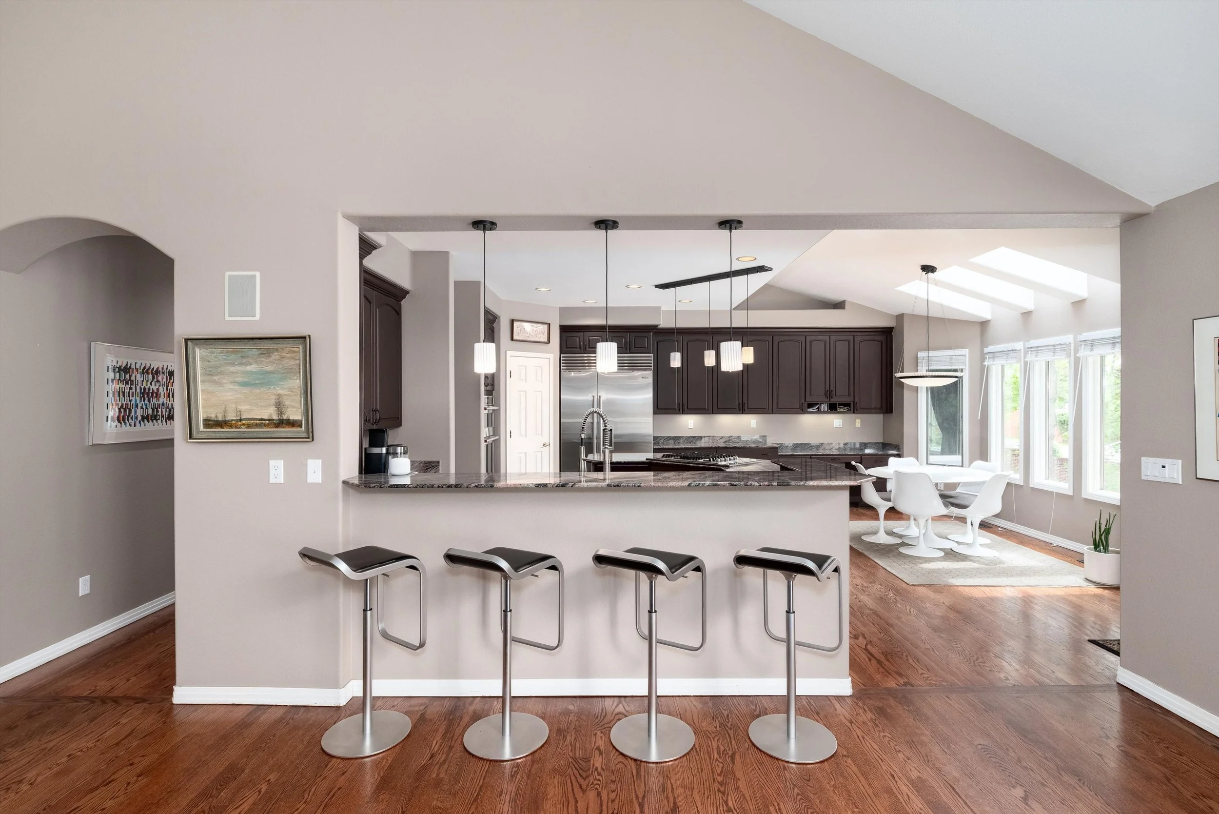 27-Kitchen & Breakfast Bar.jpg
