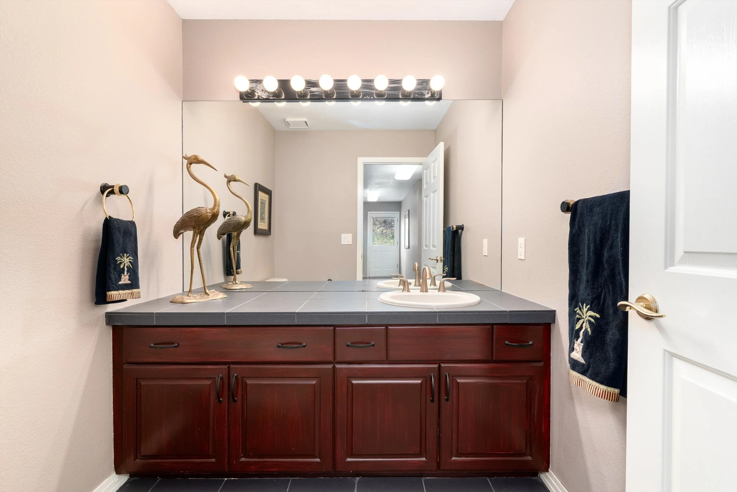38-Powder Room.jpg