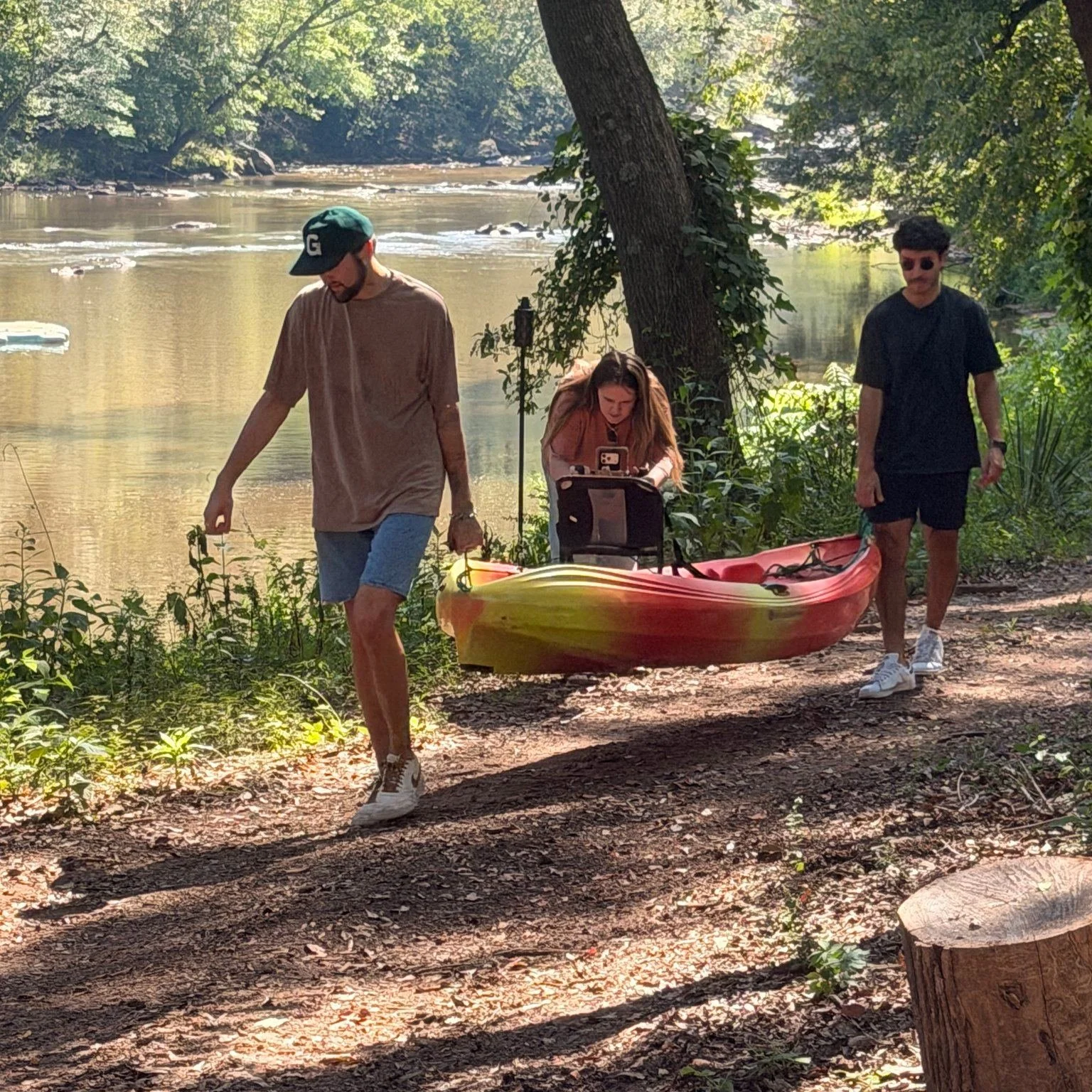 📸 Sneak peek behind the scenes! 🍂

We had the absolute best time yesterday hosting the amazingly talented marketing team from @campfiregvl  They came out to capture all the magic of our Riverside Lounges and showcase what fall kayaking on the Pacol