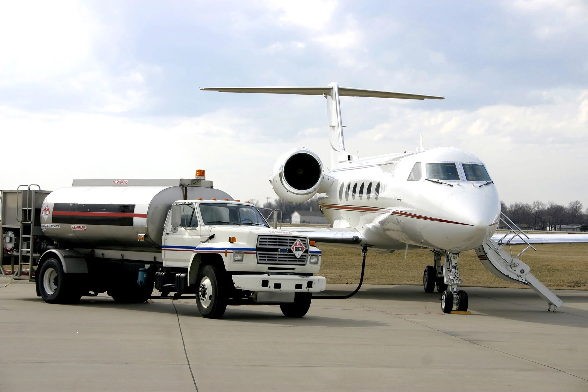 Fuel truck with jet