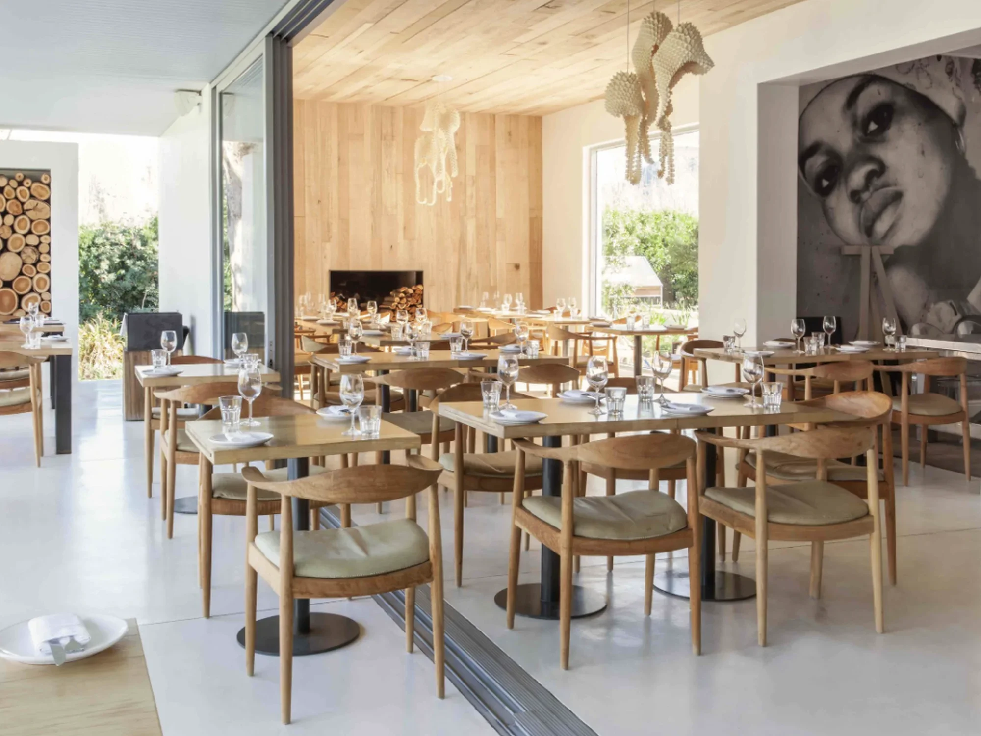 restaurant_dining_room.webp