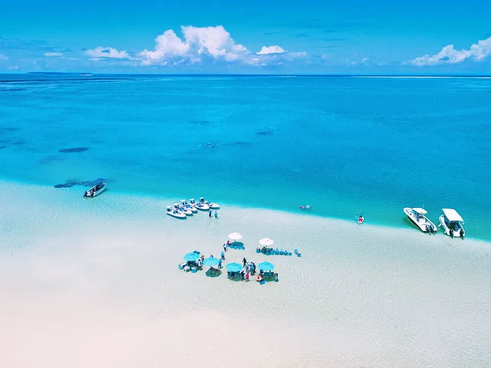 blue-safari-seychelles-alphonse-island-flats-lunch.webp