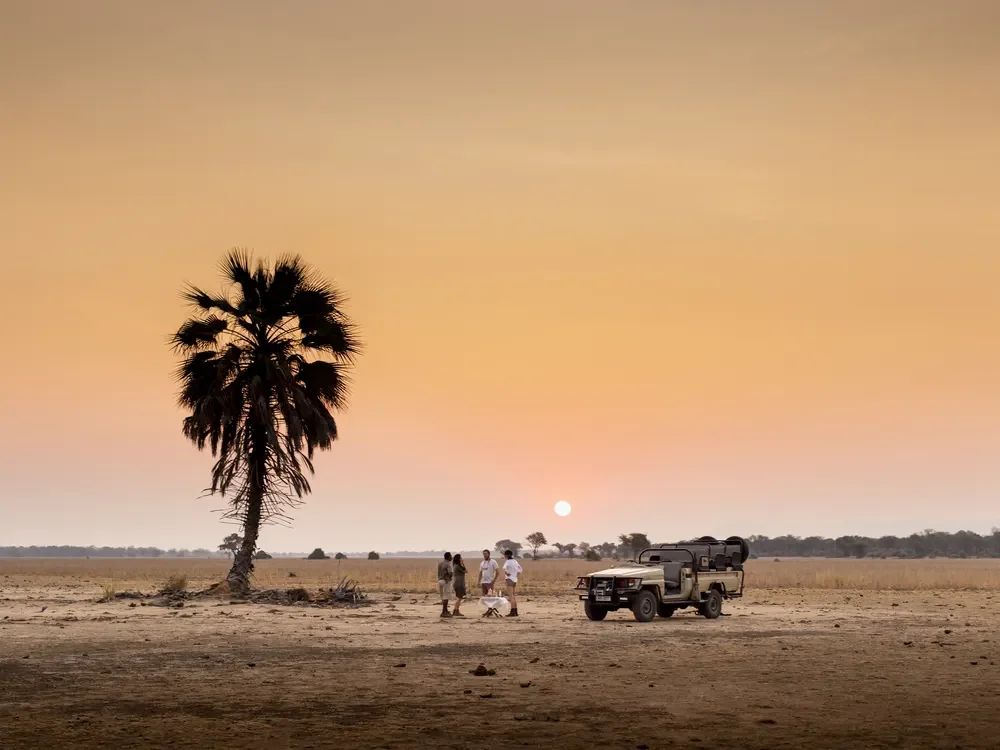 chiawa-safaris-experiences-activities-old-mondoro-game-drive-sundowners.webp