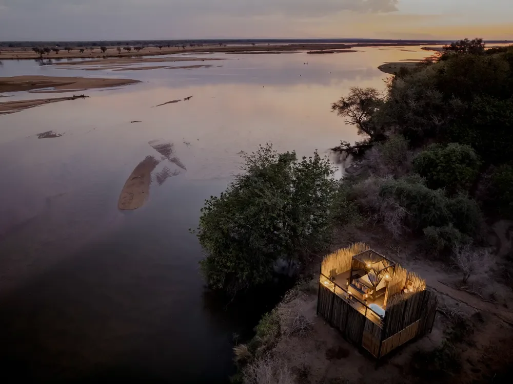 chiawa-safaris-star-drift-tower-sunset-setting.webp