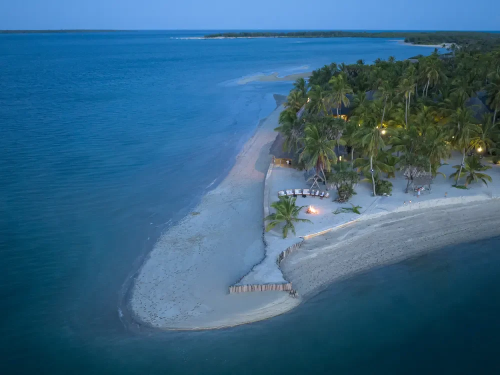stay-manda-bay-2022-silverless-200.webp