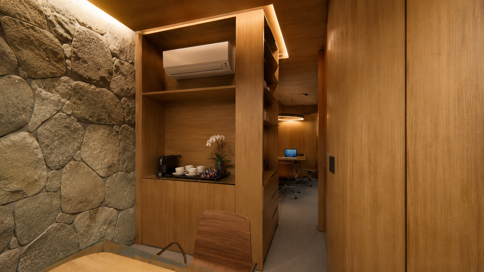 Projeto corporativo contemporâneo com arquitetura minimalista, integração entre madeira natural, pedra moledo e estrutura metálica. Ambientes sofisticados com iluminação natural, design biofílico e espaços de convivência que unem conforto, funcionali