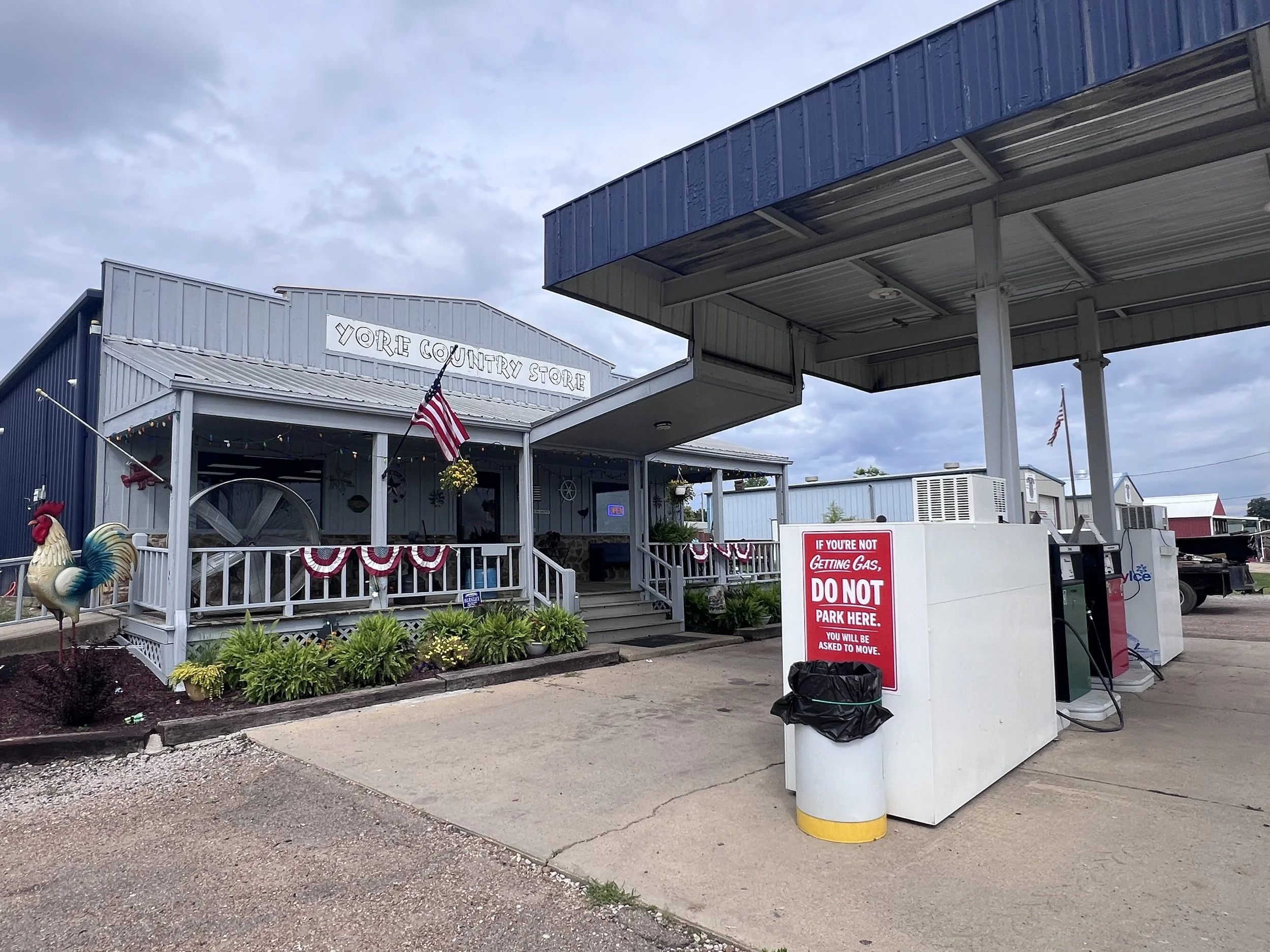 Photo of the front of Yore Country Store.