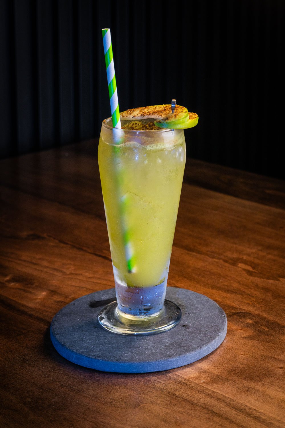 MACHO MATCHA MAN |
Zubrowska bison grass vodka, green
apple, lime, matcha, celery bitters,
Chinese 5 spice