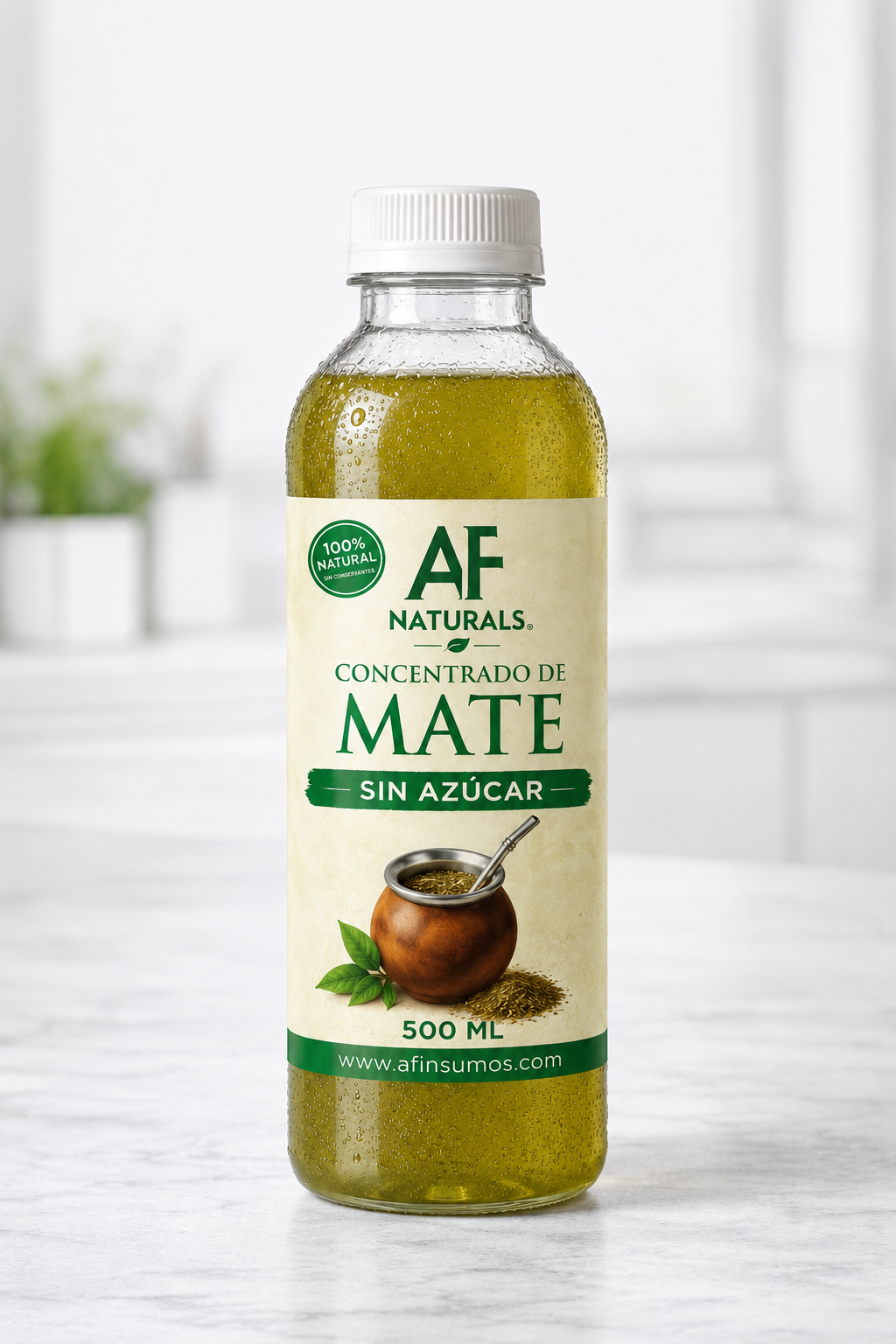 Botella de concentrado de mate sin azúcar con etiqueta que indica que es 100% natural, de 500 ml, en un entorno de cocina con fondo difuso y luminosa.