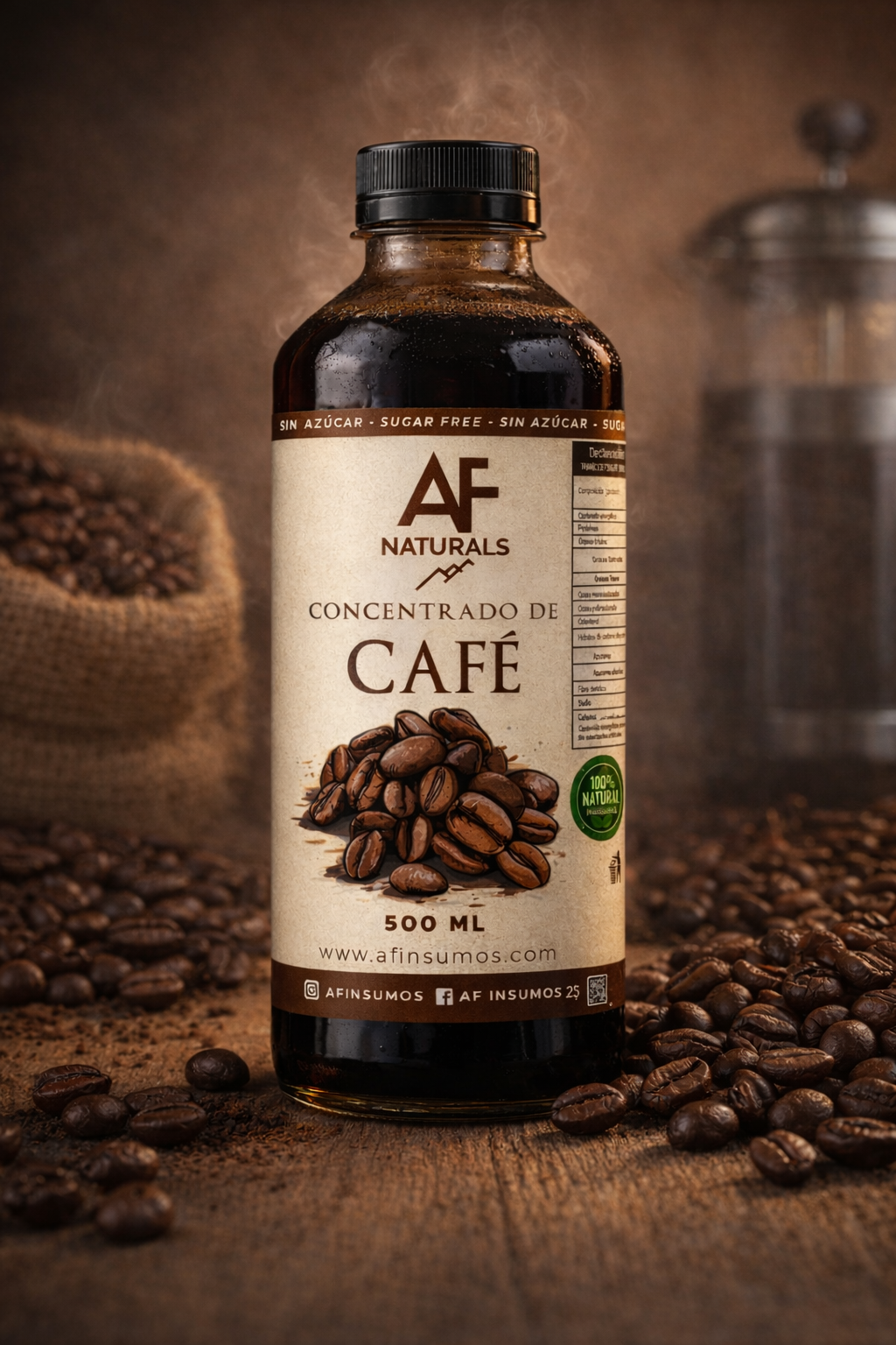 Botella de concentrado de café con imagen de granos de café en la etiqueta, rodeada de granos de café en un fondo de madera.
