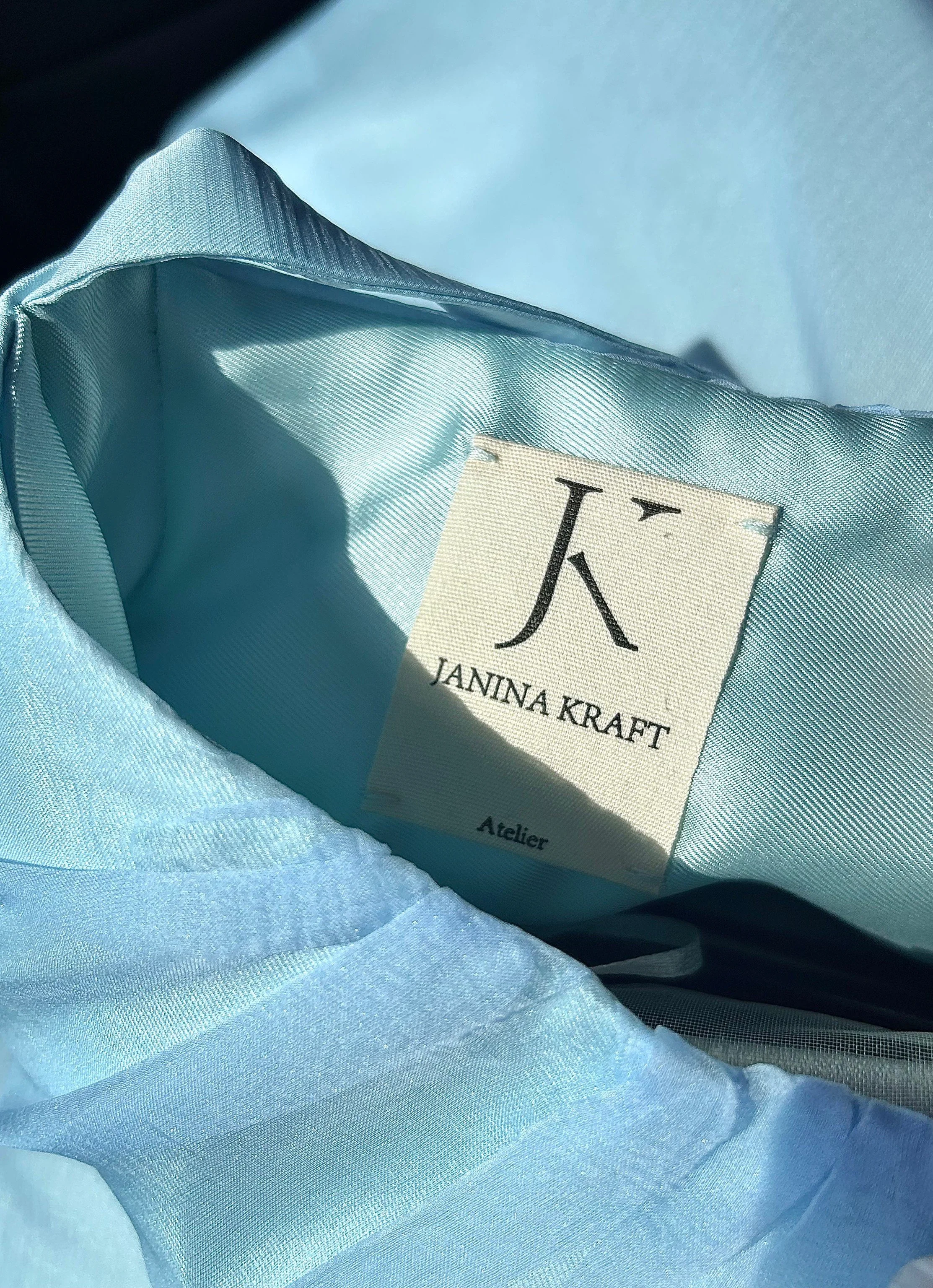Innenansicht einer hellblauen Handtasche aus Seide von Janina Kraft Atelier.