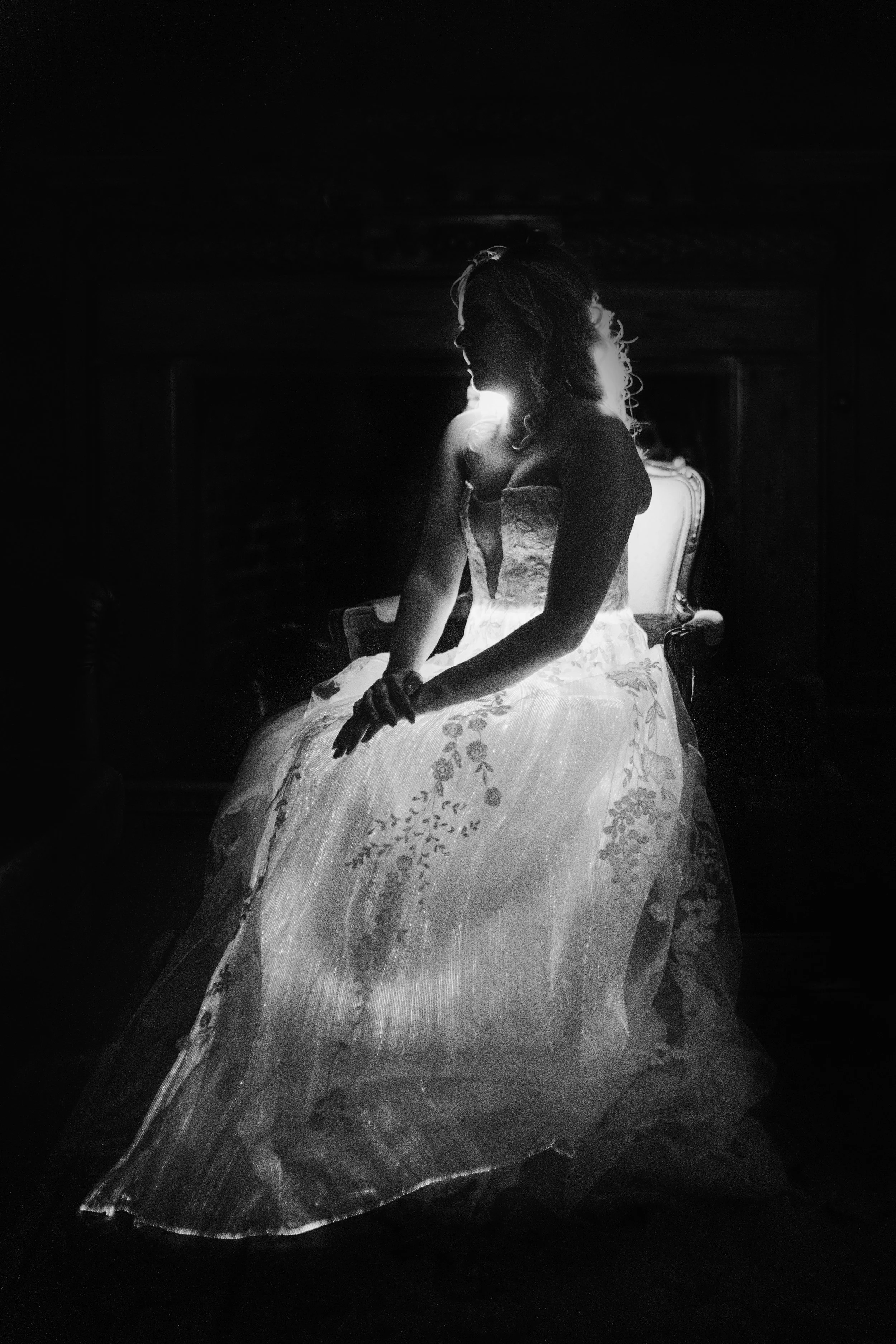 Schwarz-weiß-Foto einer Braut in einem Spitzenkleid mir fiber optic Stoff.
