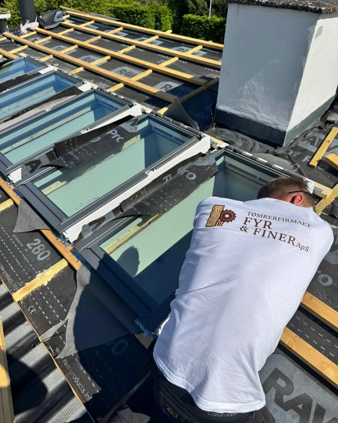 🚧🔨 HOLD NU OP, HVOR HAR VI TRAVLT! 🔨🚧

Og ved I hvad? Vi elsker hvert eneste minut af det! 🤩💪

De sidste m&aring;neder har budt p&aring; alt fra tagvinduer 🏠☀️, flotte tr&aelig;terrasser 🌳🪚, tagarbejde 🔨, solceller ☀️⚡ og en masse andre sp&
