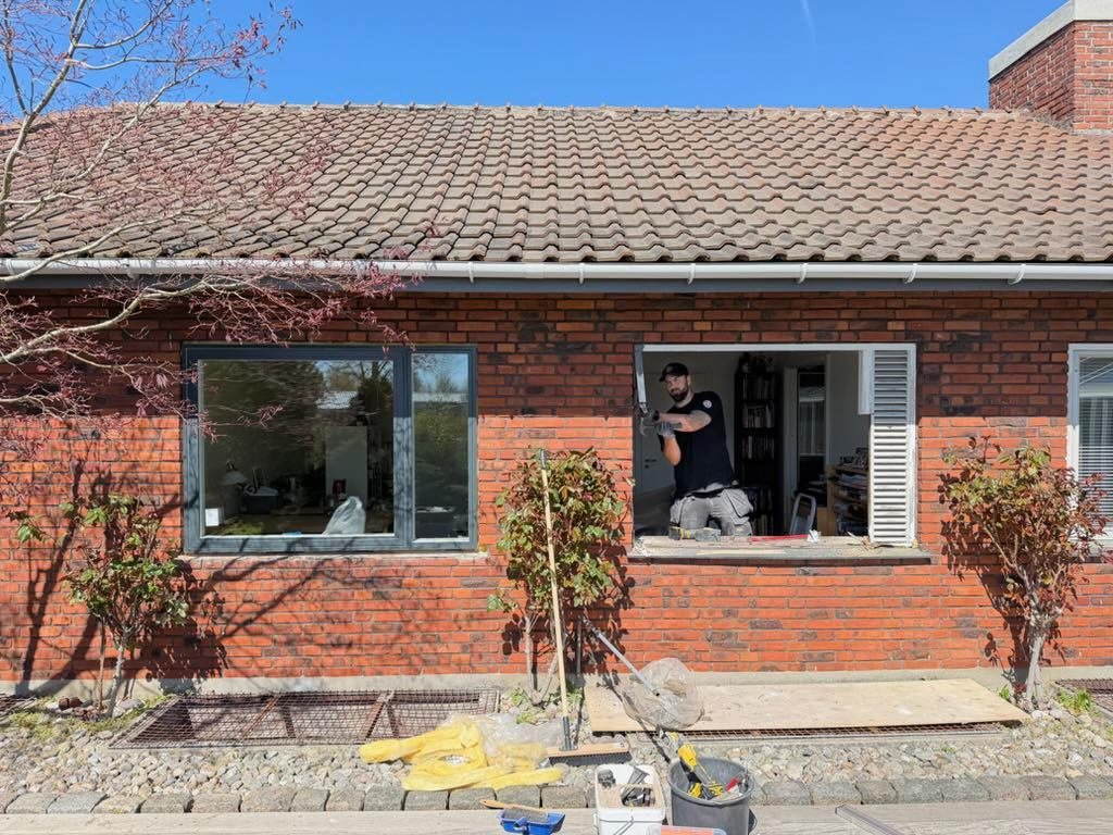 Vinduesudskiftning i Hiller&oslash;d i fuld solskin i dag ☀️🪟🔨

Der er alts&aring; noget s&aelig;rligt over at give et hus nye vinduer &ndash; bedre lys, bedre indeklima og lavere varmeregning 💪✨

Hos T&oslash;mrerfirmaet Fyr &amp; Fin&eacute;r kl