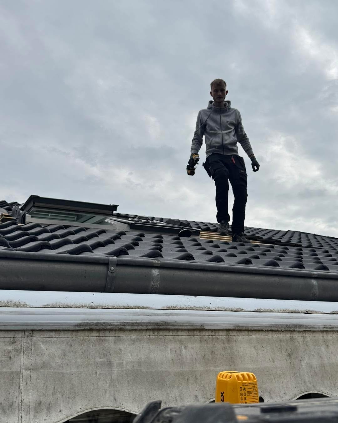 4 stk. VELUX monteret i denne uge ✔️🏠
S&aring; kom der b&aring;de mere lys ind og endnu en opgave sikkert i m&aring;l! 💪✨

Der er alts&aring; noget tilfredsstillende ved at se taget lukke p&aelig;nt omkring nye ovenlysvinduer &ndash; og kunden f&ar