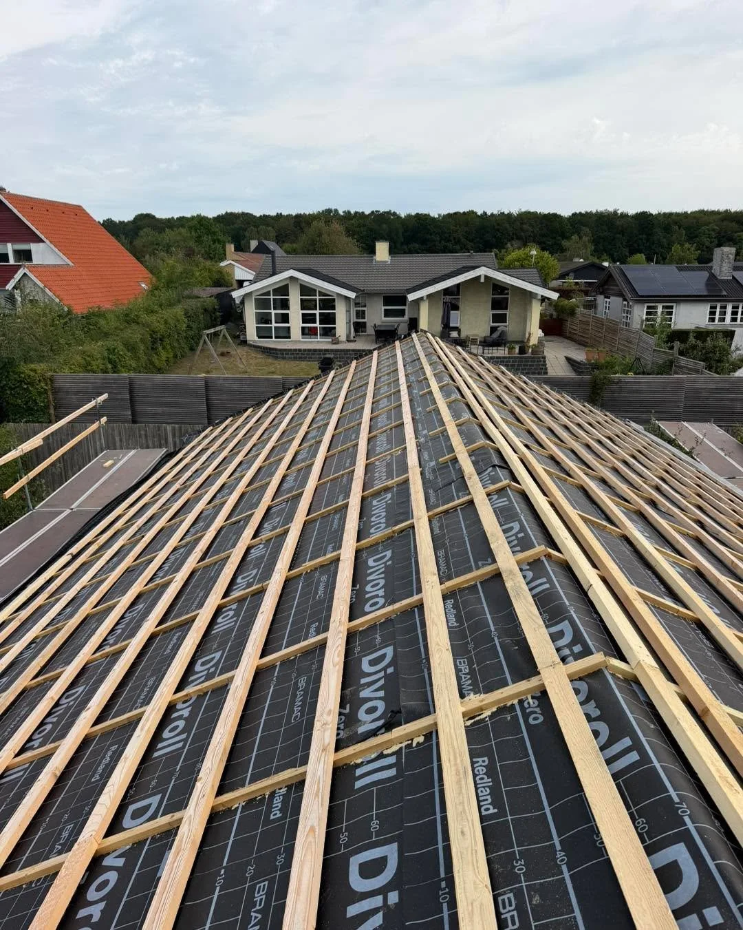 🔨⚒️ TILBAGE EFTER FERIEN &ndash; OG HOLD NU OP, HVOR HAR VI GL&AElig;DET OS! 😍💪

S&aring; er ferien slut, batterierne er ladet op, og vi er tilbage med fuld fart p&aring; t&oslash;mrerarbejdet! 🚀

Vi er allerede godt i gang med et nyt tagprojekt,