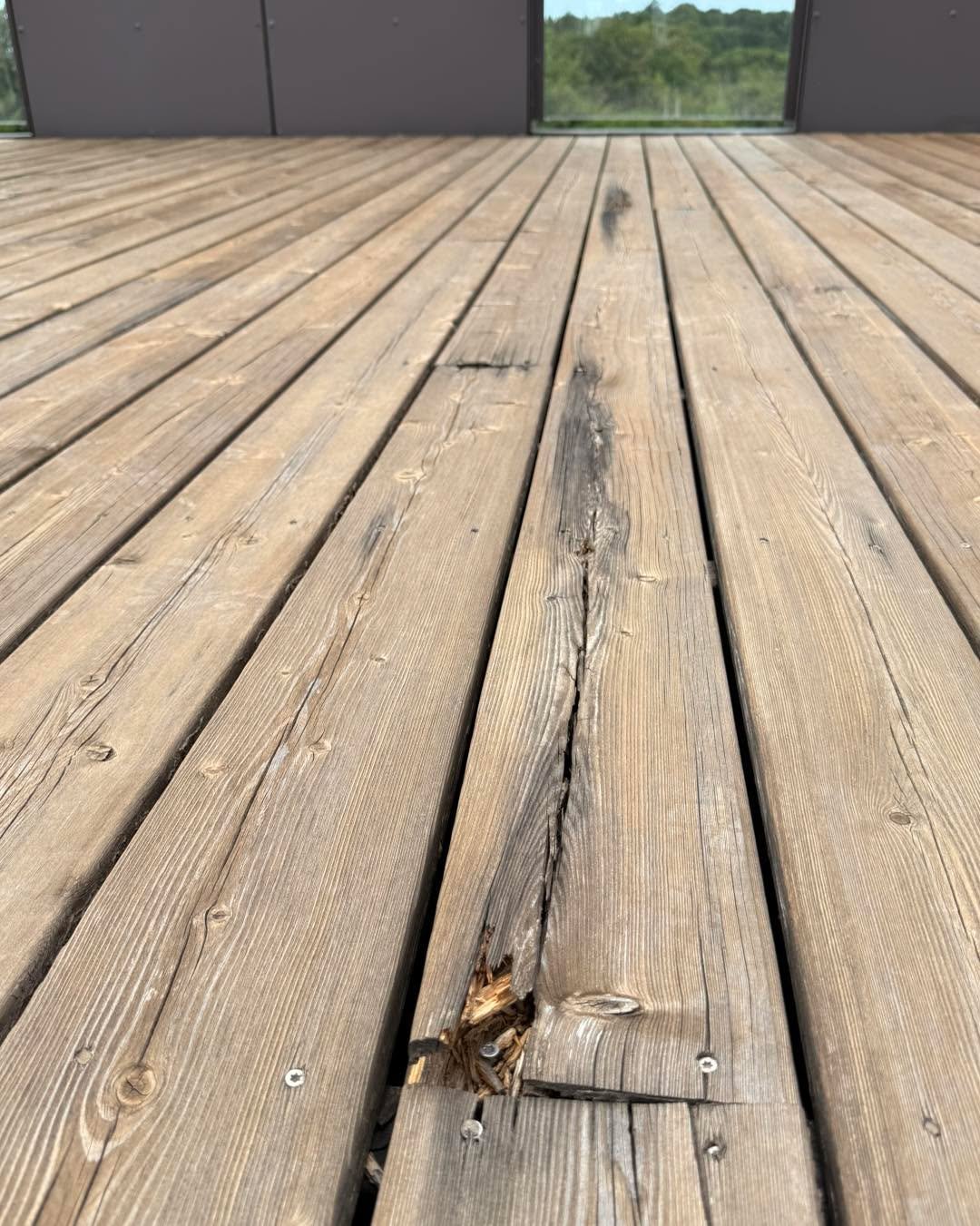 🔨 F&aelig;rdigt resultat hos Forsyning Helsing&oslash;r! ☀️

Nogle gange er den bedste l&oslash;sning ikke n&oslash;dvendigvis at skifte det hele.

P&aring; denne tagterrasse har vi udskiftet de terrassebr&aelig;dder, der var blevet d&aring;rlige, s
