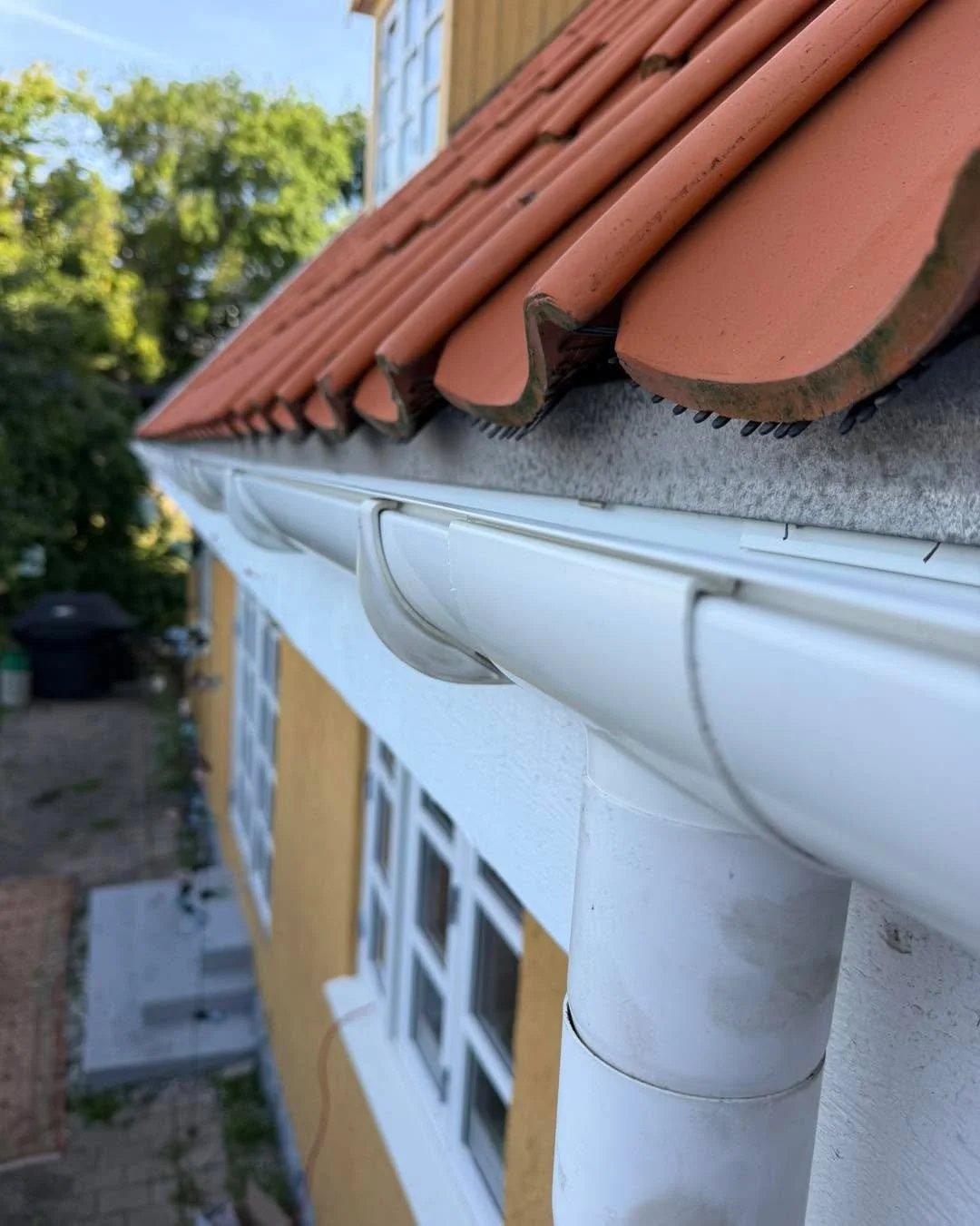 🔨 Fredag i Tik&oslash;b &ndash; og drengene klarer den! 💪😎

I dag blev de her to makkere sendt alene i byen for at skifte en tagrende p&aring; et hyggeligt hus i Tik&oslash;b &ndash; og jeg m&aring; bare sige:

De her to er det hele v&aelig;rd! ❤️