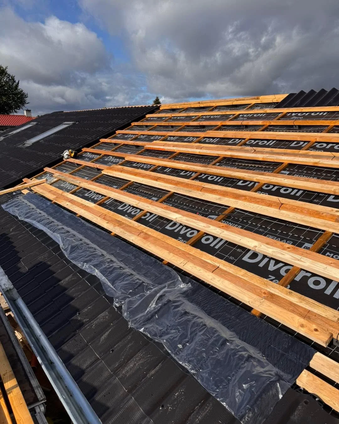 integrerede solceller ⚒️☀️

Her f&aring;r I lidt af processen &ndash; fra l&aelig;gter og klarg&oslash;ring til det f&aelig;rdige tag, hvor solcellerne er bygget direkte ind i tagfladen i stedet for monteret ovenp&aring; ✔️

Det giver et langt mere r