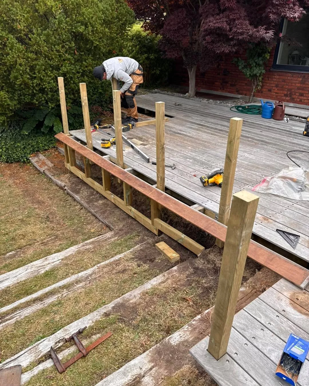 S&aring; gik vi p&aring; weekend med endnu en terrasse, der fik den afslutning, den fortjente 😎⚒️

Denne gang stod den p&aring; en reparation og f&aelig;rdigg&oslash;relse af en &aelig;ldre terrasse, som aldrig rigtig var blevet gjort helt f&aelig;r