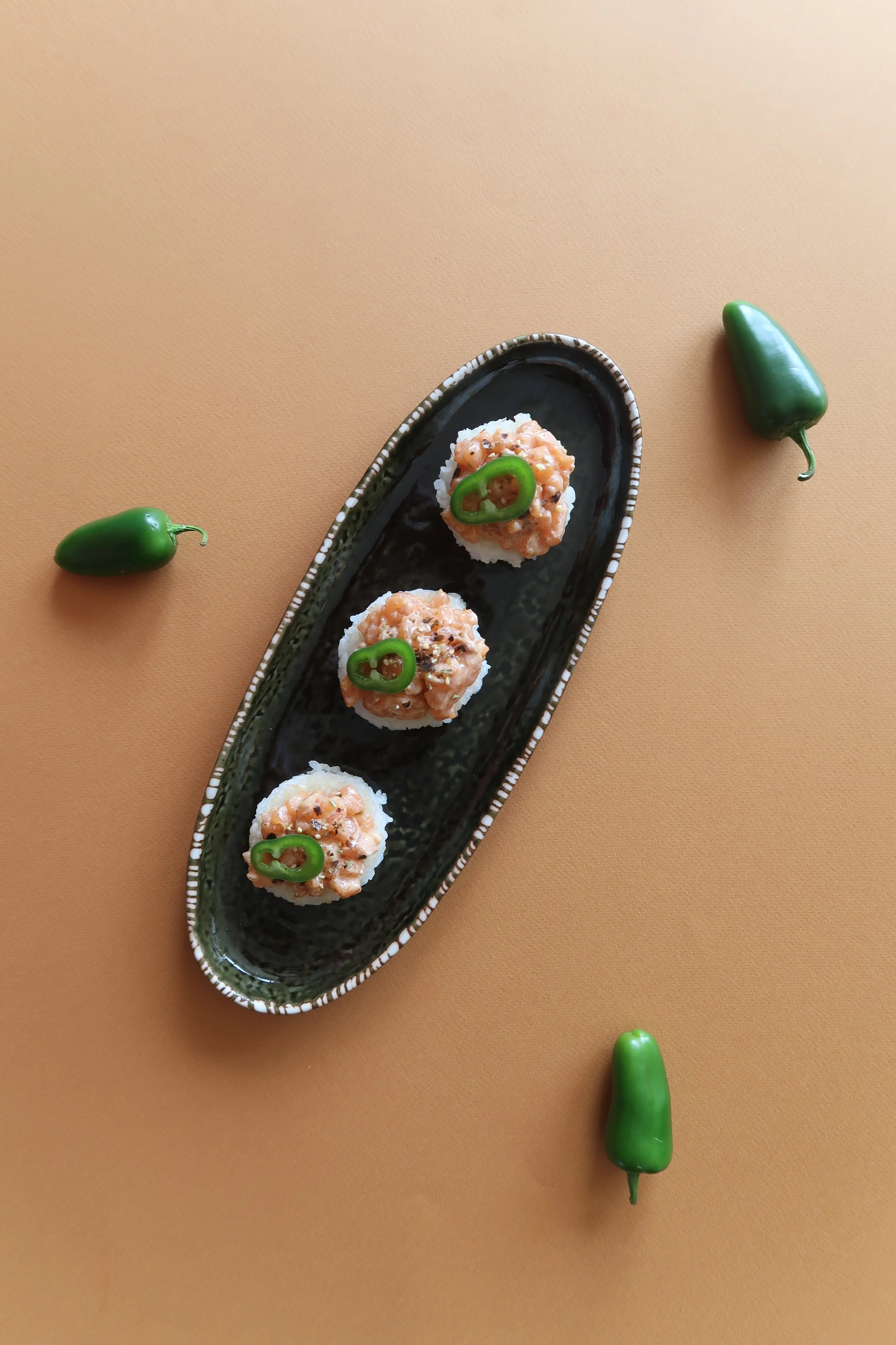 Zalmtartaar met jalapeño en krokante sushirijst 