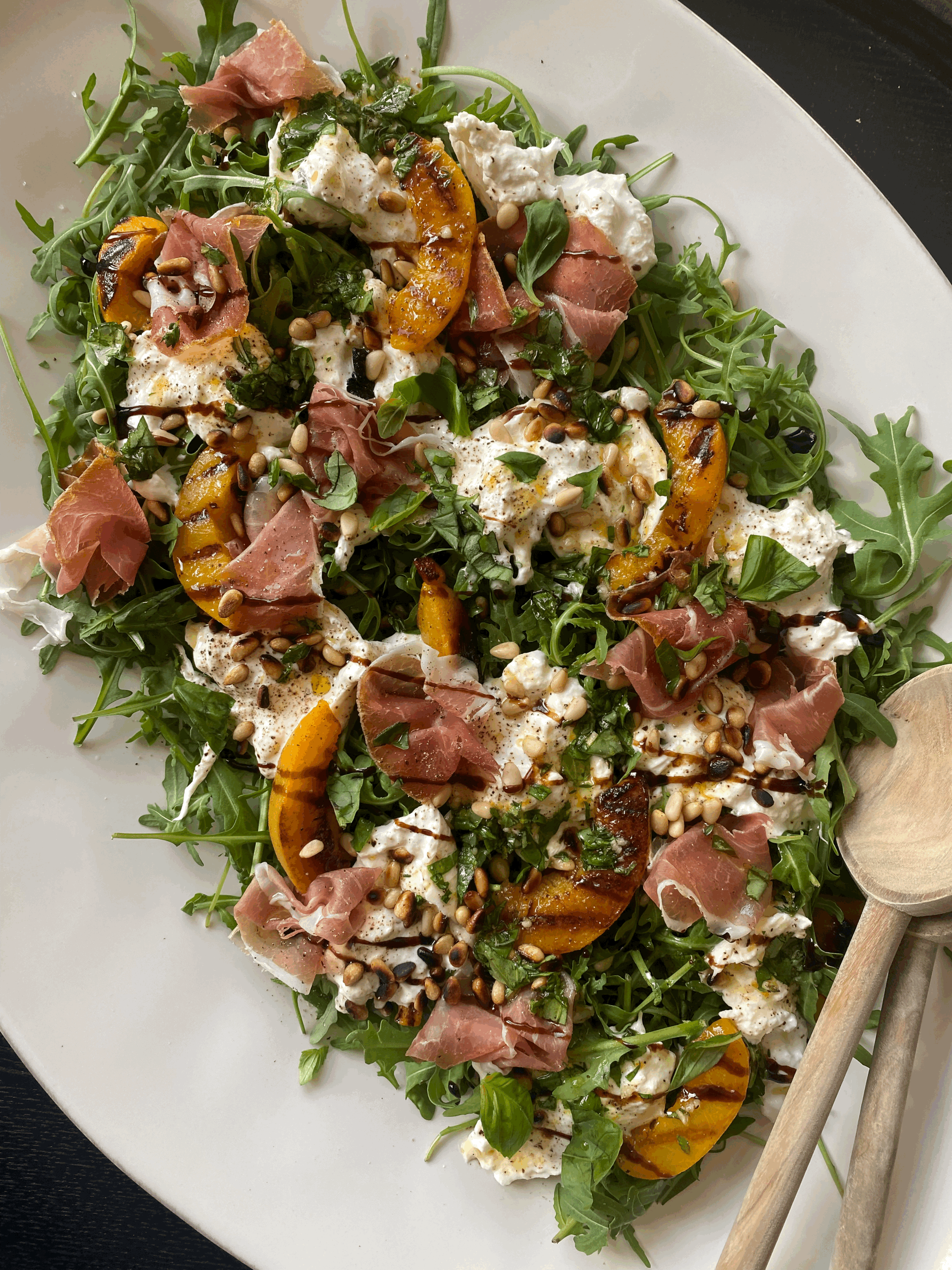Zomerse salade met perzik en parmaham 